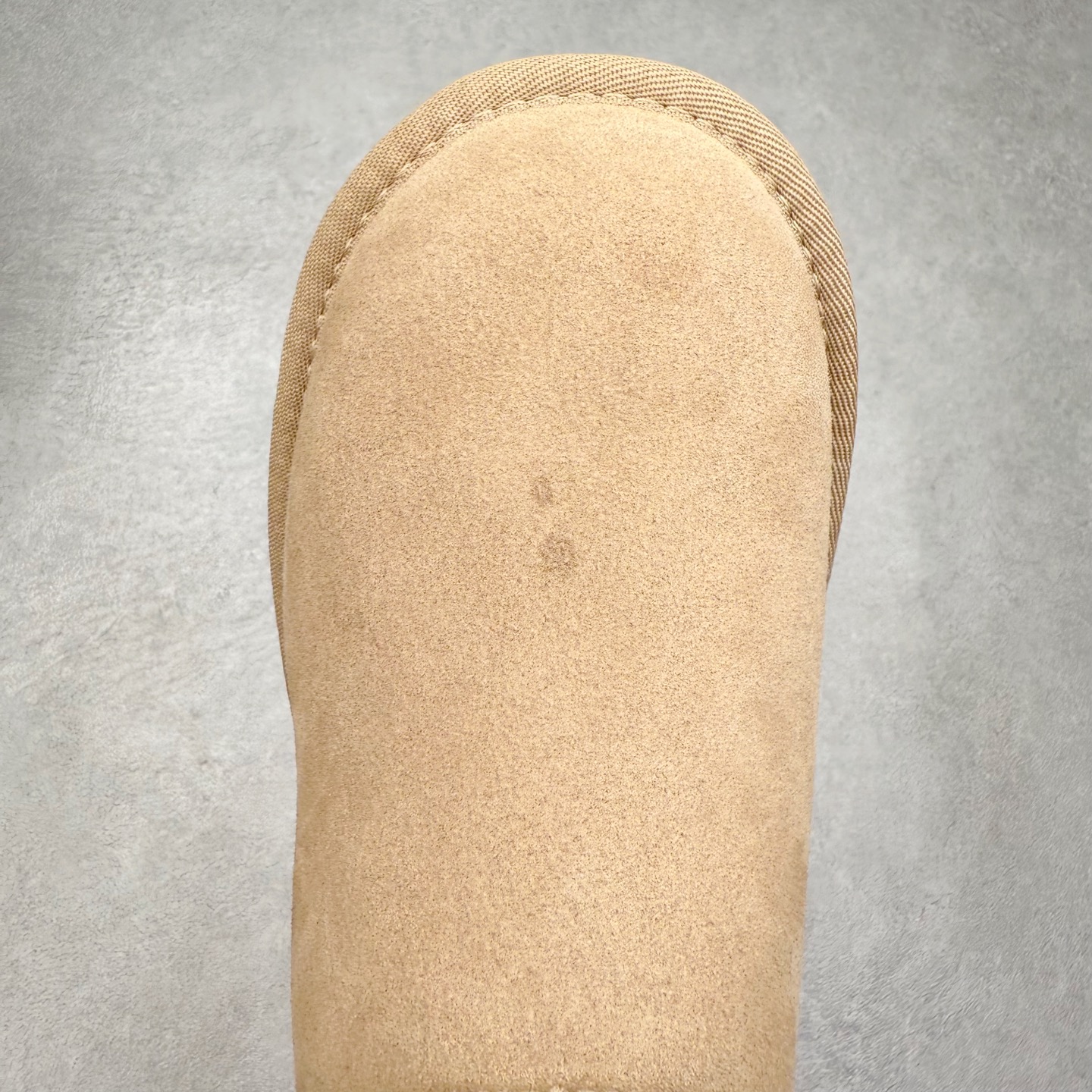 图片[4]-UGG 4496 经典秋冬羊皮毛一体雪地靴 隆丰A级澳洲进口羊皮毛一体 完全遵循ZP工艺流程 代工厂原厂版师 秉承无原鞋不开发选择 注重每一处细节 市面最正版型 TREADLITE\\\”轻翼\\\”科技外底 轻便/耐用/柔韧/桩型【售后郑重承诺】一个月内若出现重大脱胶/断底等质量问题 直接为您换新 翻毛皮鞋面 细腻亲肤再生聚酯纤维滚边 舒适易打理 保暖性佳 UGG plush™ 里衬和内底 茸软亲肤 舒适暖足 经典鞋型搭配轻盈厚底 稳稳拿捏秋冬出街时髦造型 Treadlite by UGG 轻翼大底 轻盈缓震 为双足减负 舒适轻便 助你轻松畅玩整天 尺码：35 36 37 38 39 40-选品中心