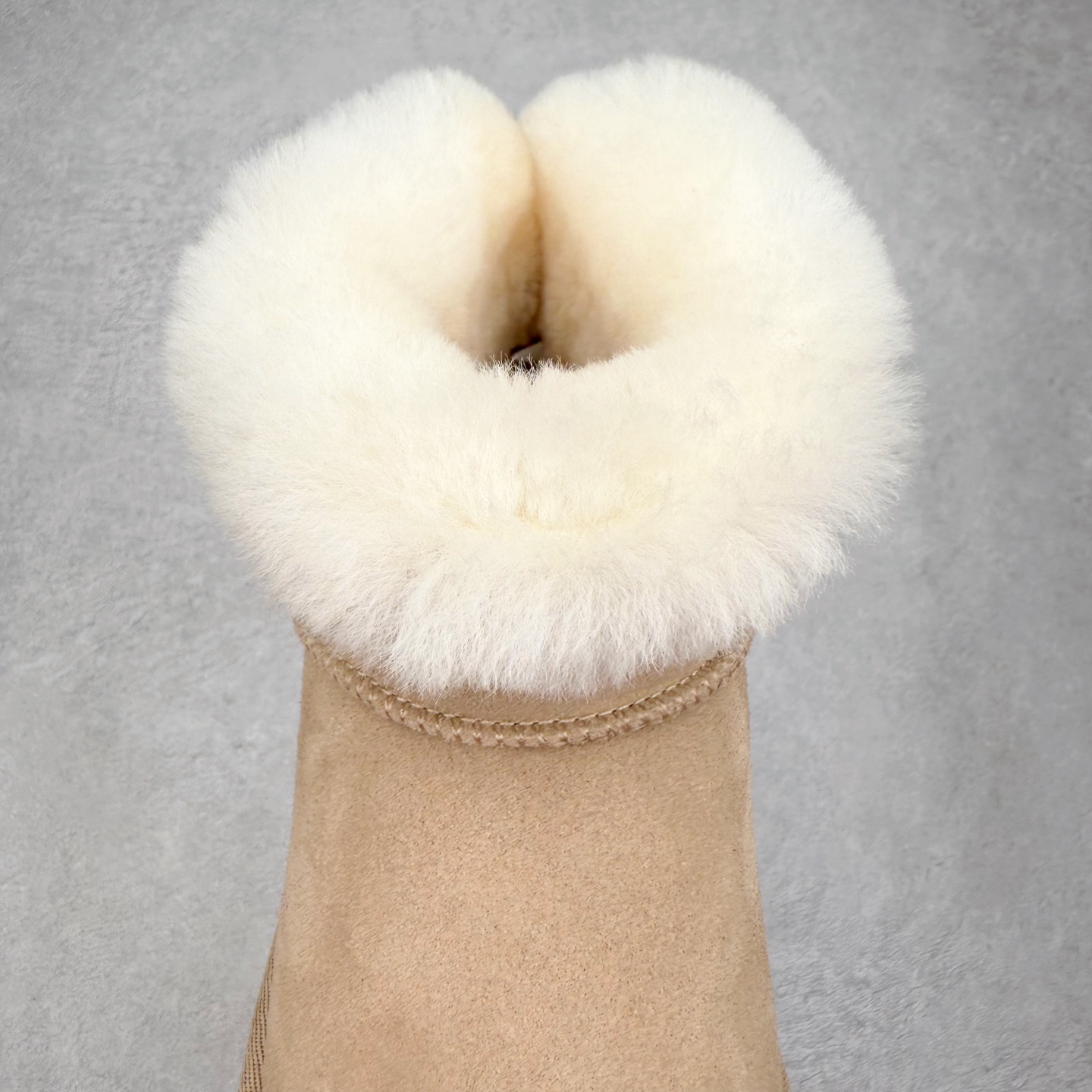 图片[5]-UGG 4496 经典秋冬羊皮毛一体雪地靴 隆丰A级澳洲进口羊皮毛一体 完全遵循ZP工艺流程 代工厂原厂版师 秉承无原鞋不开发选择 注重每一处细节 市面最正版型 TREADLITE\\\”轻翼\\\”科技外底 轻便/耐用/柔韧/桩型【售后郑重承诺】一个月内若出现重大脱胶/断底等质量问题 直接为您换新 翻毛皮鞋面 细腻亲肤再生聚酯纤维滚边 舒适易打理 保暖性佳 UGG plush™ 里衬和内底 茸软亲肤 舒适暖足 经典鞋型搭配轻盈厚底 稳稳拿捏秋冬出街时髦造型 Treadlite by UGG 轻翼大底 轻盈缓震 为双足减负 舒适轻便 助你轻松畅玩整天 尺码：35 36 37 38 39 40-选品中心