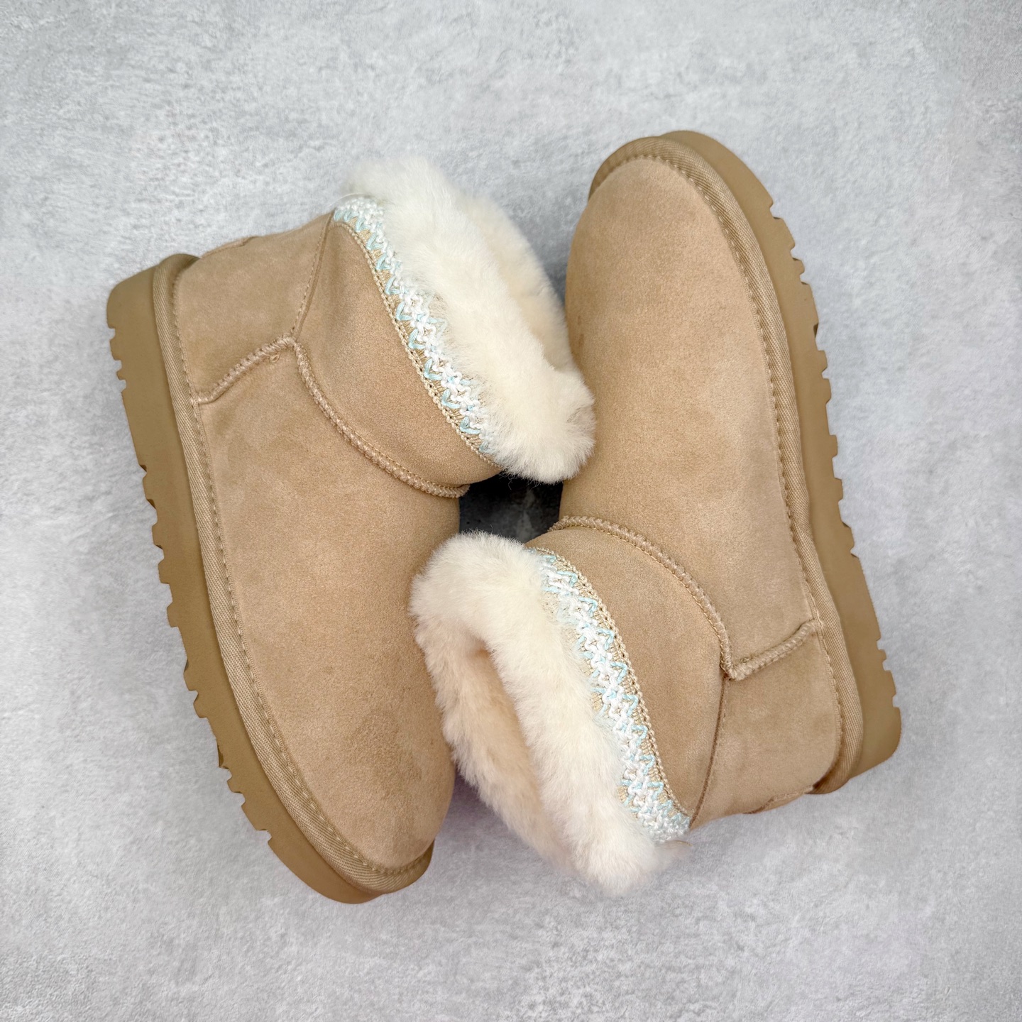 图片[3]-UGG 4496 经典秋冬羊皮毛一体雪地靴 隆丰A级澳洲进口羊皮毛一体 完全遵循ZP工艺流程 代工厂原厂版师 秉承无原鞋不开发选择 注重每一处细节 市面最正版型 TREADLITE\\\”轻翼\\\”科技外底 轻便/耐用/柔韧/桩型【售后郑重承诺】一个月内若出现重大脱胶/断底等质量问题 直接为您换新 翻毛皮鞋面 细腻亲肤再生聚酯纤维滚边 舒适易打理 保暖性佳 UGG plush™ 里衬和内底 茸软亲肤 舒适暖足 经典鞋型搭配轻盈厚底 稳稳拿捏秋冬出街时髦造型 Treadlite by UGG 轻翼大底 轻盈缓震 为双足减负 舒适轻便 助你轻松畅玩整天 尺码：35 36 37 38 39 40-选品中心