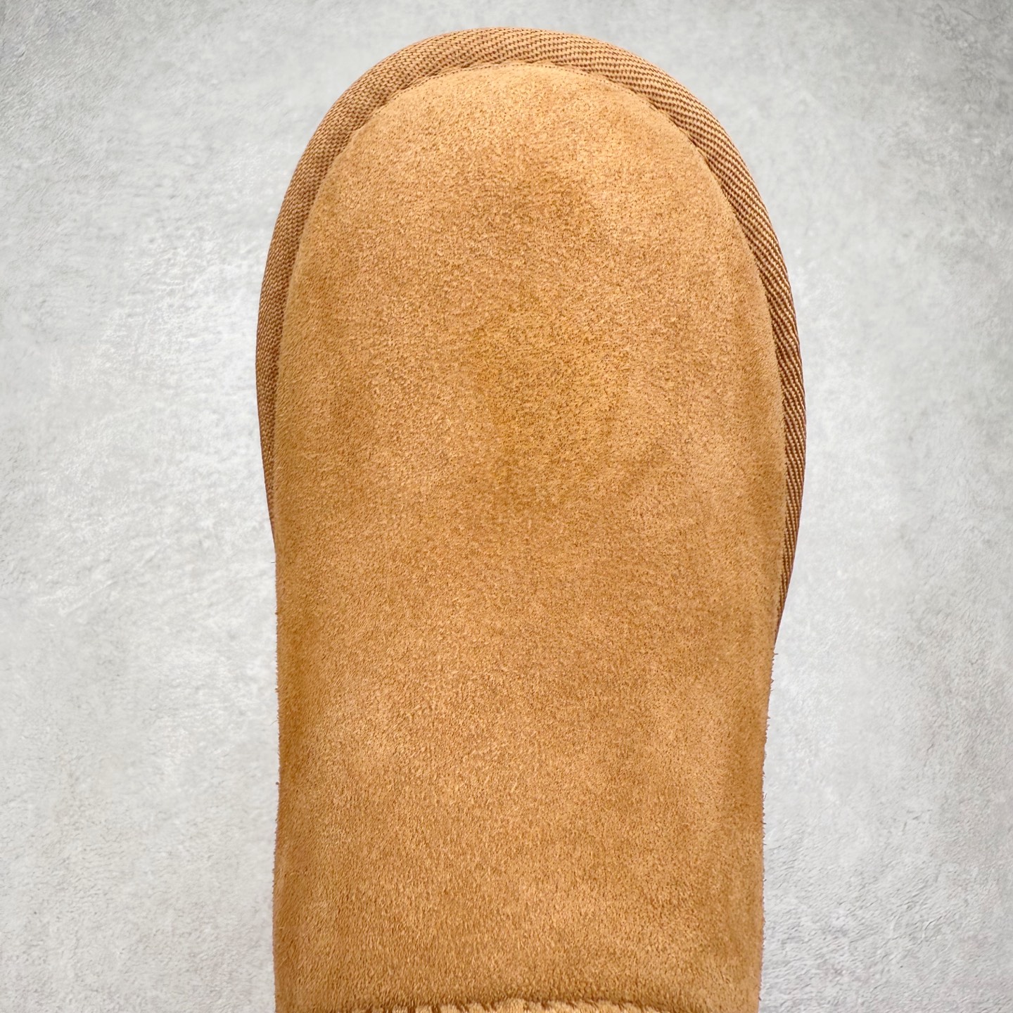 图片[4]-UGG 4496 经典秋冬羊皮毛一体雪地靴 隆丰A级澳洲进口羊皮毛一体 完全遵循ZP工艺流程 代工厂原厂版师 秉承无原鞋不开发选择 注重每一处细节 市面最正版型 TREADLITE\\\”轻翼\\\”科技外底 轻便/耐用/柔韧/桩型【售后郑重承诺】一个月内若出现重大脱胶/断底等质量问题 直接为您换新 翻毛皮鞋面 细腻亲肤再生聚酯纤维滚边 舒适易打理 保暖性佳 UGG plush™ 里衬和内底 茸软亲肤 舒适暖足 经典鞋型搭配轻盈厚底 稳稳拿捏秋冬出街时髦造型 Treadlite by UGG 轻翼大底 轻盈缓震 为双足减负 舒适轻便 助你轻松畅玩整天 尺码：35 36 37 38 39 40-选品中心