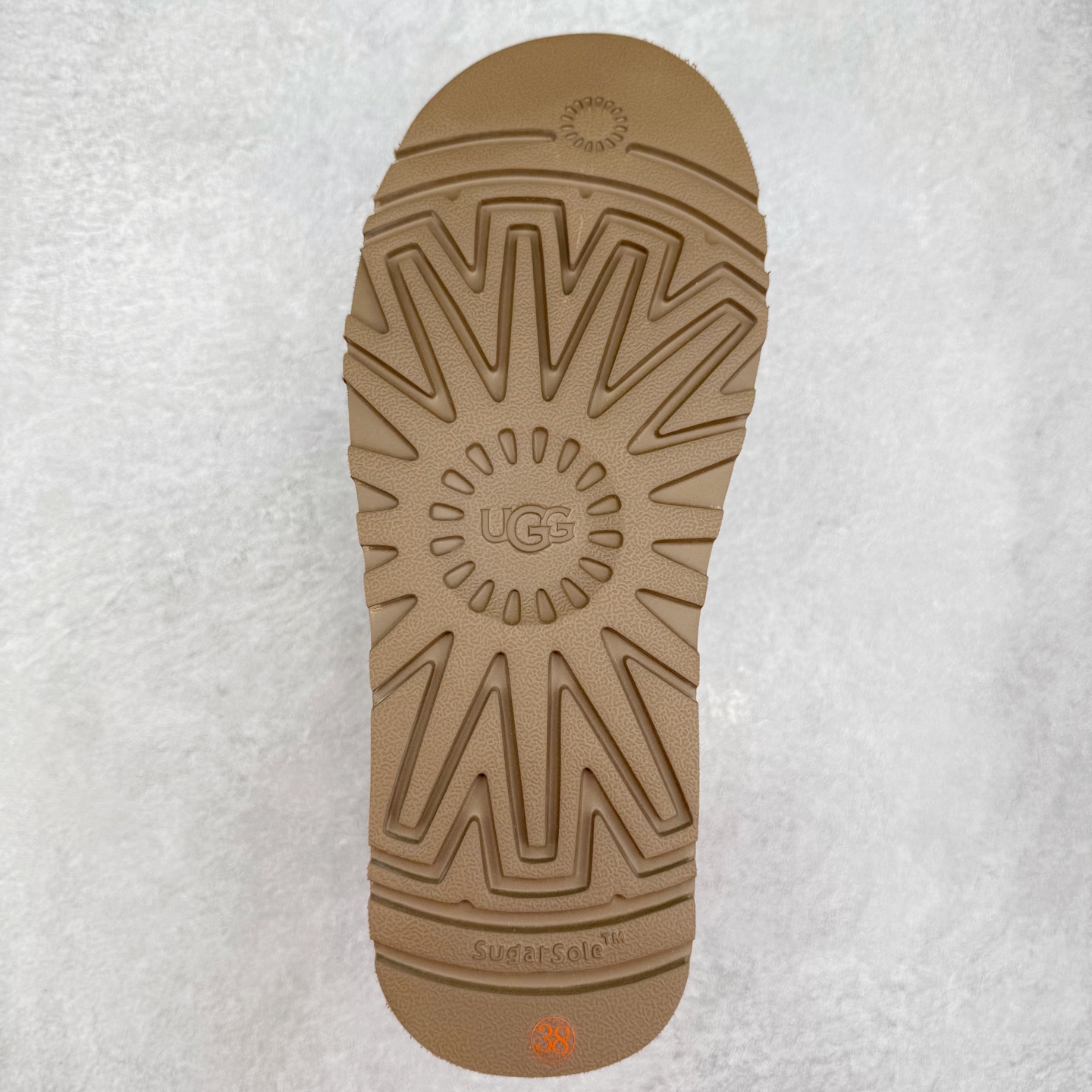 图片[9]-UGG 4496 经典秋冬羊皮毛一体雪地靴 隆丰A级澳洲进口羊皮毛一体 完全遵循ZP工艺流程 代工厂原厂版师 秉承无原鞋不开发选择 注重每一处细节 市面最正版型 TREADLITE\\\”轻翼\\\”科技外底 轻便/耐用/柔韧/桩型【售后郑重承诺】一个月内若出现重大脱胶/断底等质量问题 直接为您换新 翻毛皮鞋面 细腻亲肤再生聚酯纤维滚边 舒适易打理 保暖性佳 UGG plush™ 里衬和内底 茸软亲肤 舒适暖足 经典鞋型搭配轻盈厚底 稳稳拿捏秋冬出街时髦造型 Treadlite by UGG 轻翼大底 轻盈缓震 为双足减负 舒适轻便 助你轻松畅玩整天 尺码：35 36 37 38 39 40-选品中心