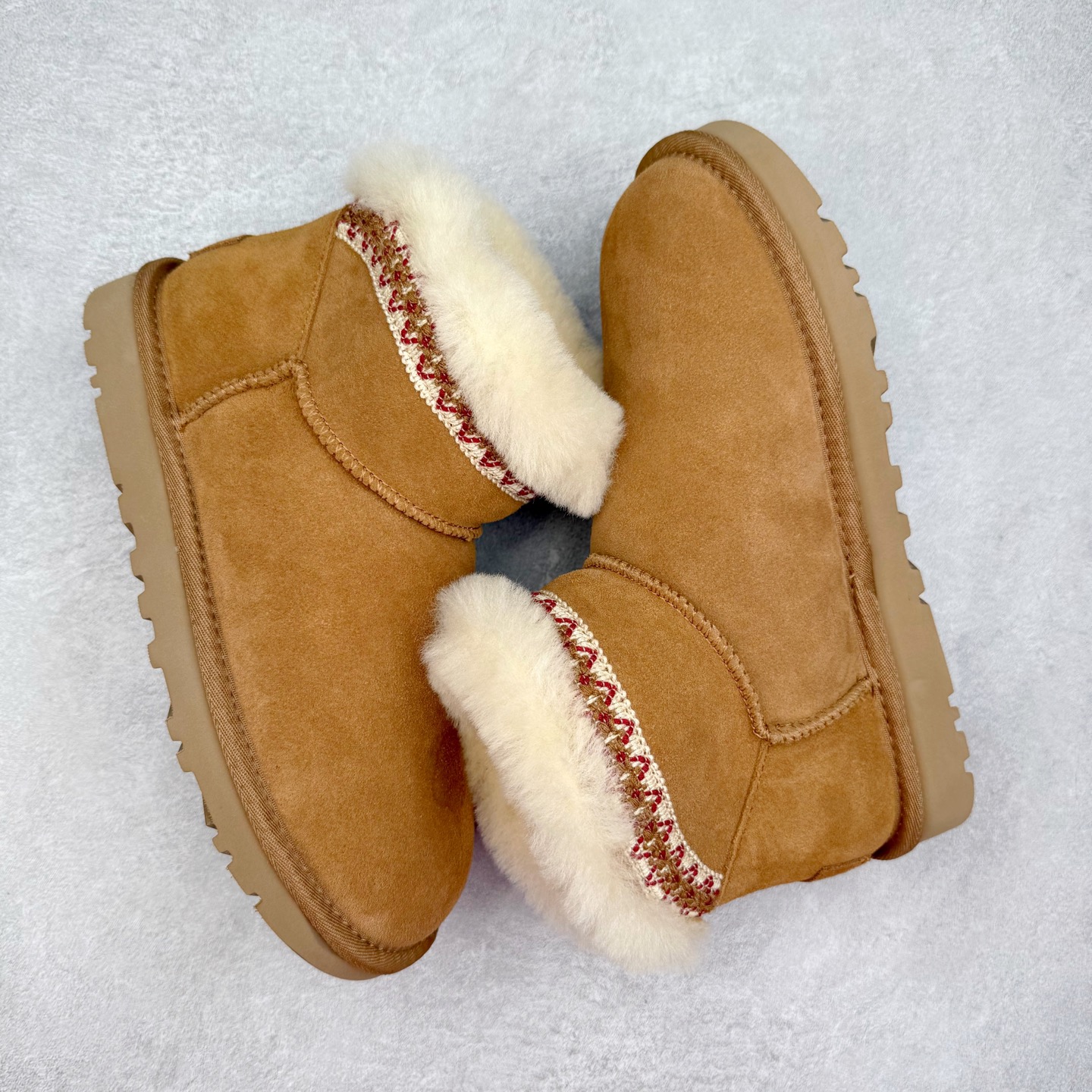 图片[3]-UGG 4496 经典秋冬羊皮毛一体雪地靴 隆丰A级澳洲进口羊皮毛一体 完全遵循ZP工艺流程 代工厂原厂版师 秉承无原鞋不开发选择 注重每一处细节 市面最正版型 TREADLITE\\\”轻翼\\\”科技外底 轻便/耐用/柔韧/桩型【售后郑重承诺】一个月内若出现重大脱胶/断底等质量问题 直接为您换新 翻毛皮鞋面 细腻亲肤再生聚酯纤维滚边 舒适易打理 保暖性佳 UGG plush™ 里衬和内底 茸软亲肤 舒适暖足 经典鞋型搭配轻盈厚底 稳稳拿捏秋冬出街时髦造型 Treadlite by UGG 轻翼大底 轻盈缓震 为双足减负 舒适轻便 助你轻松畅玩整天 尺码：35 36 37 38 39 40-选品中心