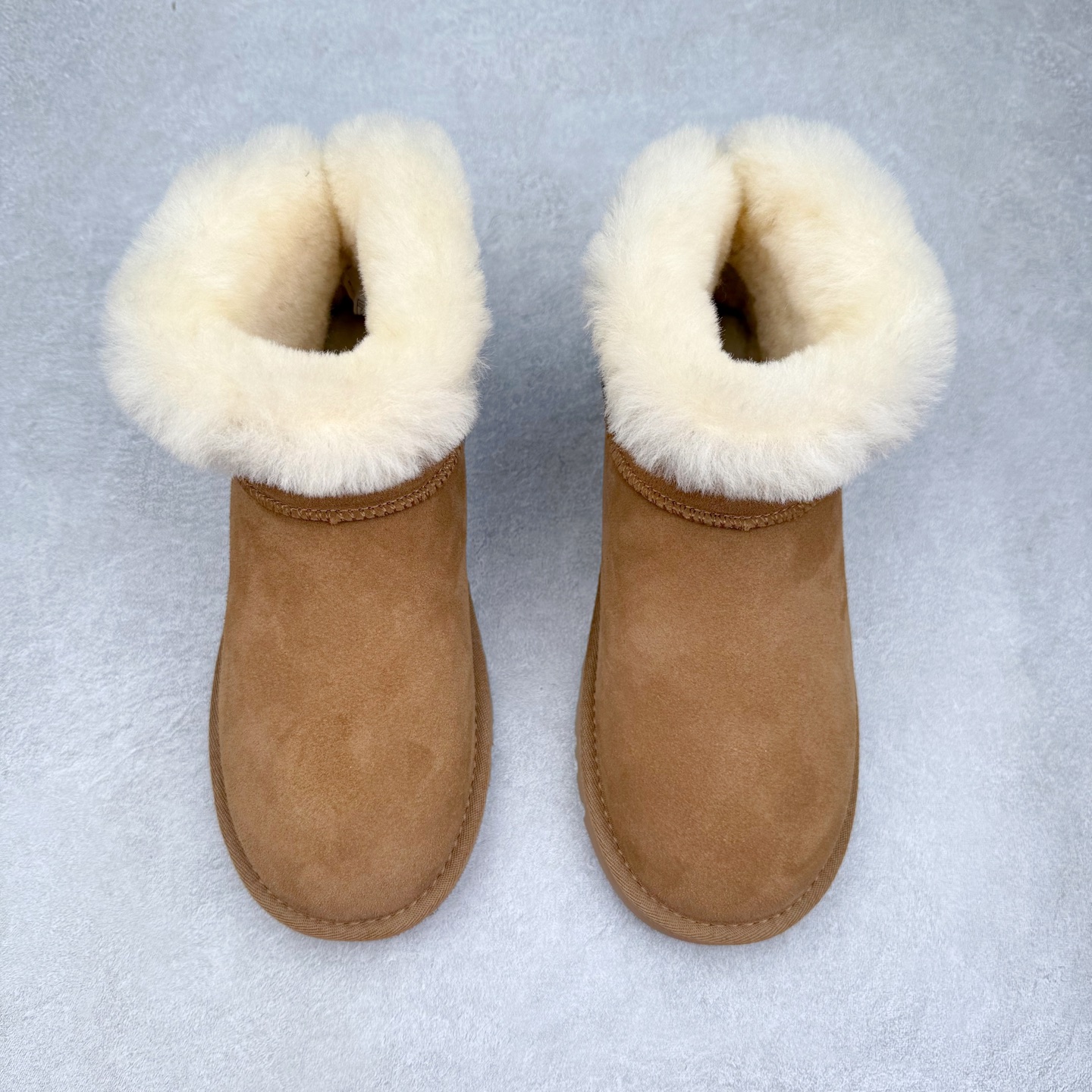 图片[2]-UGG 4496 经典秋冬羊皮毛一体雪地靴 隆丰A级澳洲进口羊皮毛一体 完全遵循ZP工艺流程 代工厂原厂版师 秉承无原鞋不开发选择 注重每一处细节 市面最正版型 TREADLITE\\\”轻翼\\\”科技外底 轻便/耐用/柔韧/桩型【售后郑重承诺】一个月内若出现重大脱胶/断底等质量问题 直接为您换新 翻毛皮鞋面 细腻亲肤再生聚酯纤维滚边 舒适易打理 保暖性佳 UGG plush™ 里衬和内底 茸软亲肤 舒适暖足 经典鞋型搭配轻盈厚底 稳稳拿捏秋冬出街时髦造型 Treadlite by UGG 轻翼大底 轻盈缓震 为双足减负 舒适轻便 助你轻松畅玩整天 尺码：35 36 37 38 39 40-选品中心