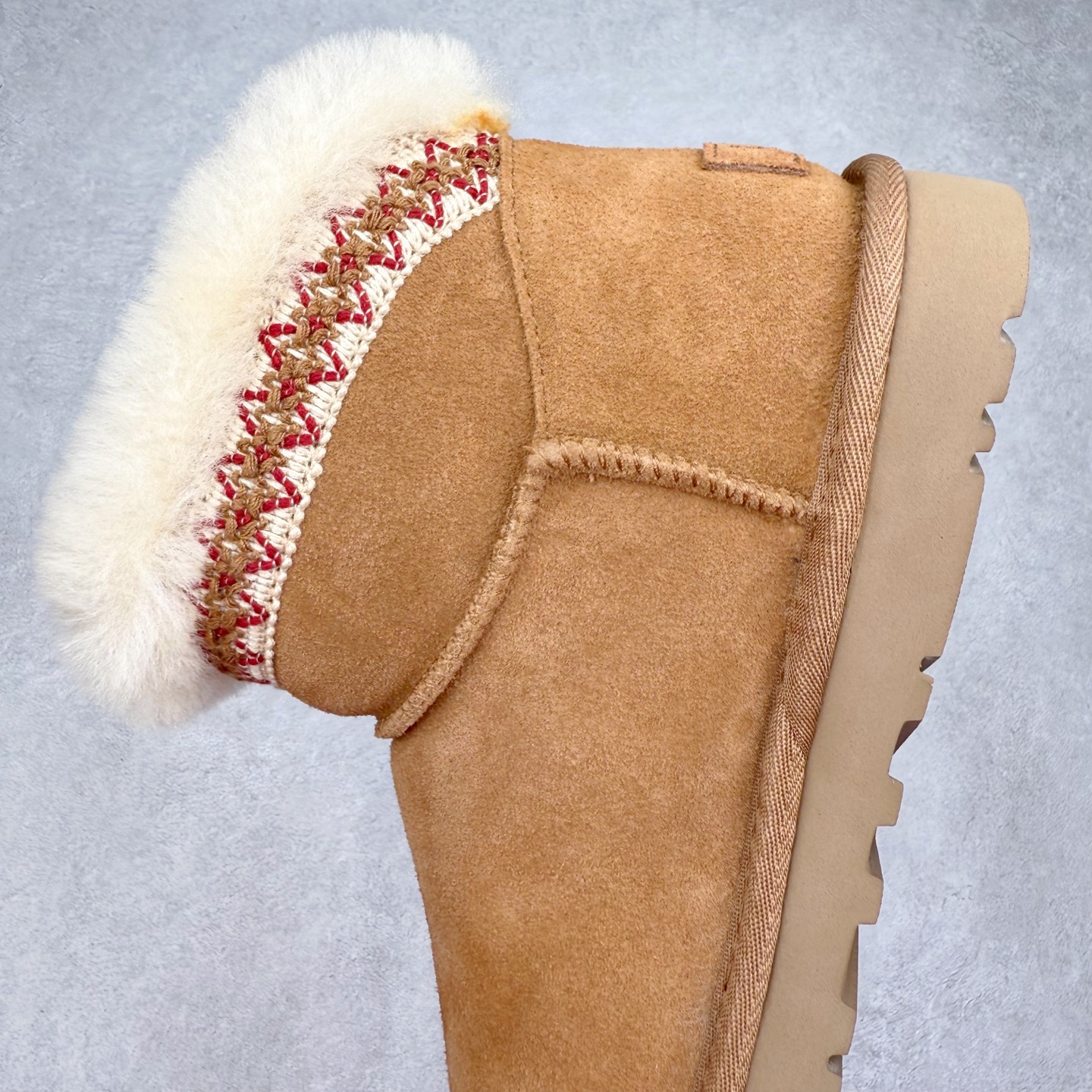 图片[7]-UGG 4496 经典秋冬羊皮毛一体雪地靴 隆丰A级澳洲进口羊皮毛一体 完全遵循ZP工艺流程 代工厂原厂版师 秉承无原鞋不开发选择 注重每一处细节 市面最正版型 TREADLITE\\\”轻翼\\\”科技外底 轻便/耐用/柔韧/桩型【售后郑重承诺】一个月内若出现重大脱胶/断底等质量问题 直接为您换新 翻毛皮鞋面 细腻亲肤再生聚酯纤维滚边 舒适易打理 保暖性佳 UGG plush™ 里衬和内底 茸软亲肤 舒适暖足 经典鞋型搭配轻盈厚底 稳稳拿捏秋冬出街时髦造型 Treadlite by UGG 轻翼大底 轻盈缓震 为双足减负 舒适轻便 助你轻松畅玩整天 尺码：35 36 37 38 39 40-选品中心