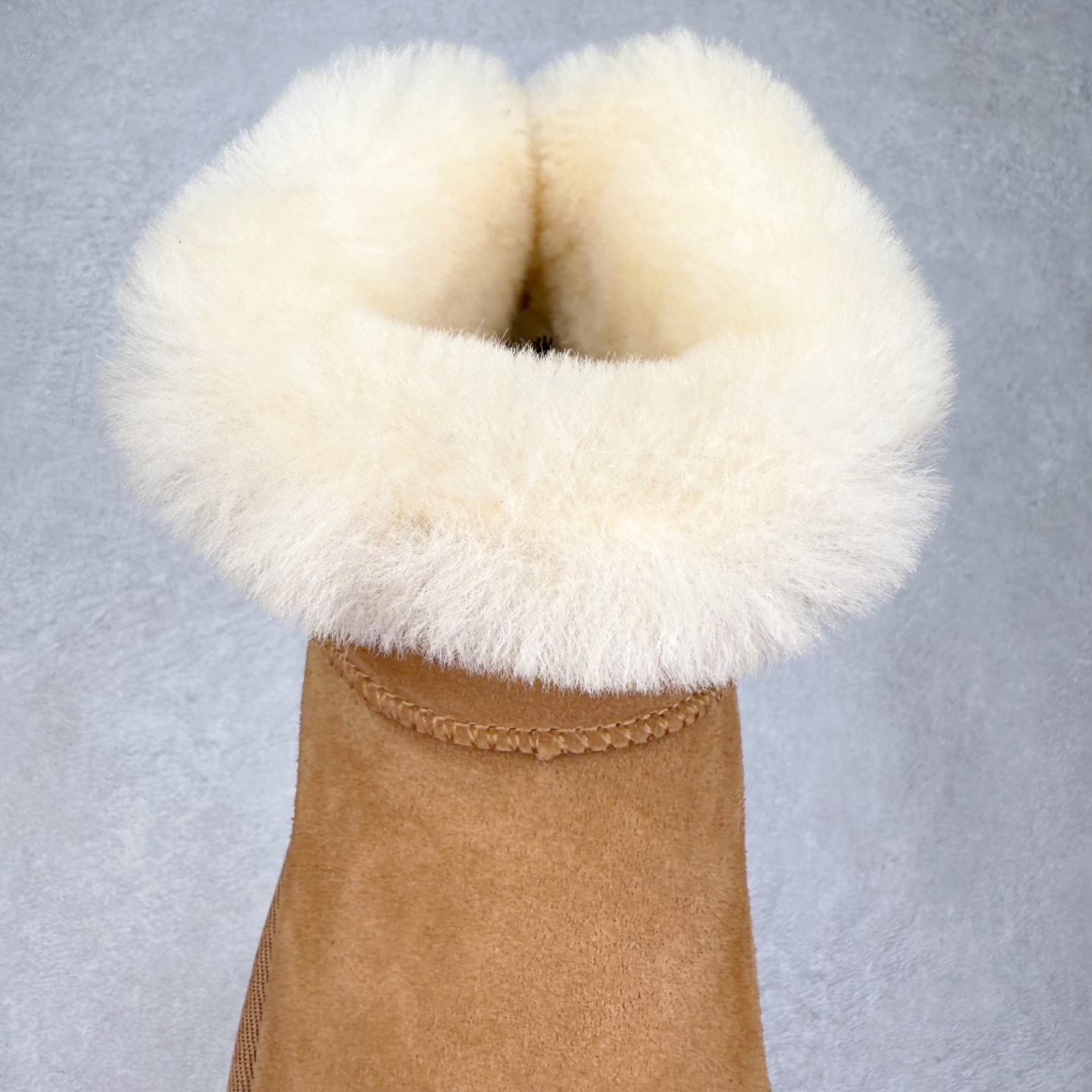 图片[5]-UGG 4496 经典秋冬羊皮毛一体雪地靴 隆丰A级澳洲进口羊皮毛一体 完全遵循ZP工艺流程 代工厂原厂版师 秉承无原鞋不开发选择 注重每一处细节 市面最正版型 TREADLITE\\\”轻翼\\\”科技外底 轻便/耐用/柔韧/桩型【售后郑重承诺】一个月内若出现重大脱胶/断底等质量问题 直接为您换新 翻毛皮鞋面 细腻亲肤再生聚酯纤维滚边 舒适易打理 保暖性佳 UGG plush™ 里衬和内底 茸软亲肤 舒适暖足 经典鞋型搭配轻盈厚底 稳稳拿捏秋冬出街时髦造型 Treadlite by UGG 轻翼大底 轻盈缓震 为双足减负 舒适轻便 助你轻松畅玩整天 尺码：35 36 37 38 39 40-选品中心