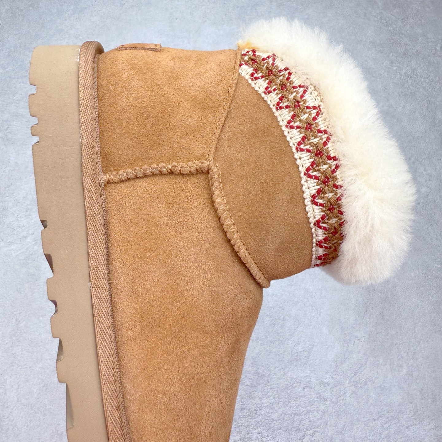 图片[6]-UGG 4496 经典秋冬羊皮毛一体雪地靴 隆丰A级澳洲进口羊皮毛一体 完全遵循ZP工艺流程 代工厂原厂版师 秉承无原鞋不开发选择 注重每一处细节 市面最正版型 TREADLITE\\\”轻翼\\\”科技外底 轻便/耐用/柔韧/桩型【售后郑重承诺】一个月内若出现重大脱胶/断底等质量问题 直接为您换新 翻毛皮鞋面 细腻亲肤再生聚酯纤维滚边 舒适易打理 保暖性佳 UGG plush™ 里衬和内底 茸软亲肤 舒适暖足 经典鞋型搭配轻盈厚底 稳稳拿捏秋冬出街时髦造型 Treadlite by UGG 轻翼大底 轻盈缓震 为双足减负 舒适轻便 助你轻松畅玩整天 尺码：35 36 37 38 39 40-选品中心