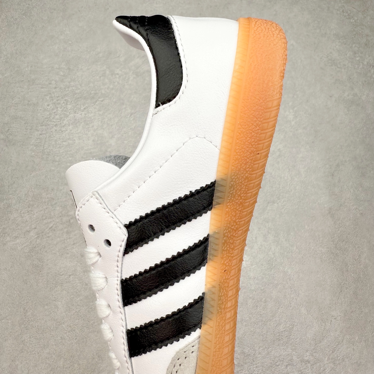 图片[7]-AD Original Samba OG 复古经典轻便板鞋 IF0641 口碑大厂出品 品控大底版型不断改良更新 全套原纸板楦头开发 确保原汁原味 完美呈现桑巴版型 一比一鞋头弧度高度鞋身弧度 此版本只针对中端市场 皮料材质有所更替 其他数据细节工艺流程均保持一致 绝不口嗨 细节品控鞋型随意对比 正确烫金高频细节 原装纳米超迁皮料 独家私模橡胶大底 原盒原配 这款桑巴鞋展示了高质量的工艺 带有装饰的超锁缝制和无缝的手感 柔软、柔软的皮革造型和标志性的3条纹完成了精致的外观 正规合身鞋带 鞋面上有绒面鞋垫 橡胶鞋底 享受正畸套筒软感 自50年代首次亮相以来就一直在赢得粉丝的青睐 尺码：35.5 36 36.5 37.5 38 38.5 39 40 40.5 41 42 42.5 43 44 44.5 45-选品中心