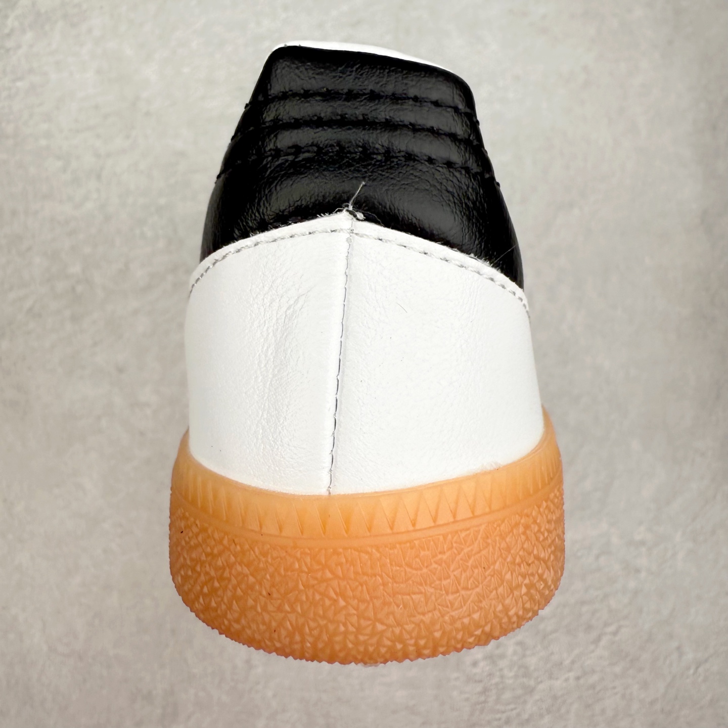 图片[8]-AD Original Samba OG 复古经典轻便板鞋 IF0641 口碑大厂出品 品控大底版型不断改良更新 全套原纸板楦头开发 确保原汁原味 完美呈现桑巴版型 一比一鞋头弧度高度鞋身弧度 此版本只针对中端市场 皮料材质有所更替 其他数据细节工艺流程均保持一致 绝不口嗨 细节品控鞋型随意对比 正确烫金高频细节 原装纳米超迁皮料 独家私模橡胶大底 原盒原配 这款桑巴鞋展示了高质量的工艺 带有装饰的超锁缝制和无缝的手感 柔软、柔软的皮革造型和标志性的3条纹完成了精致的外观 正规合身鞋带 鞋面上有绒面鞋垫 橡胶鞋底 享受正畸套筒软感 自50年代首次亮相以来就一直在赢得粉丝的青睐 尺码：35.5 36 36.5 37.5 38 38.5 39 40 40.5 41 42 42.5 43 44 44.5 45-选品中心