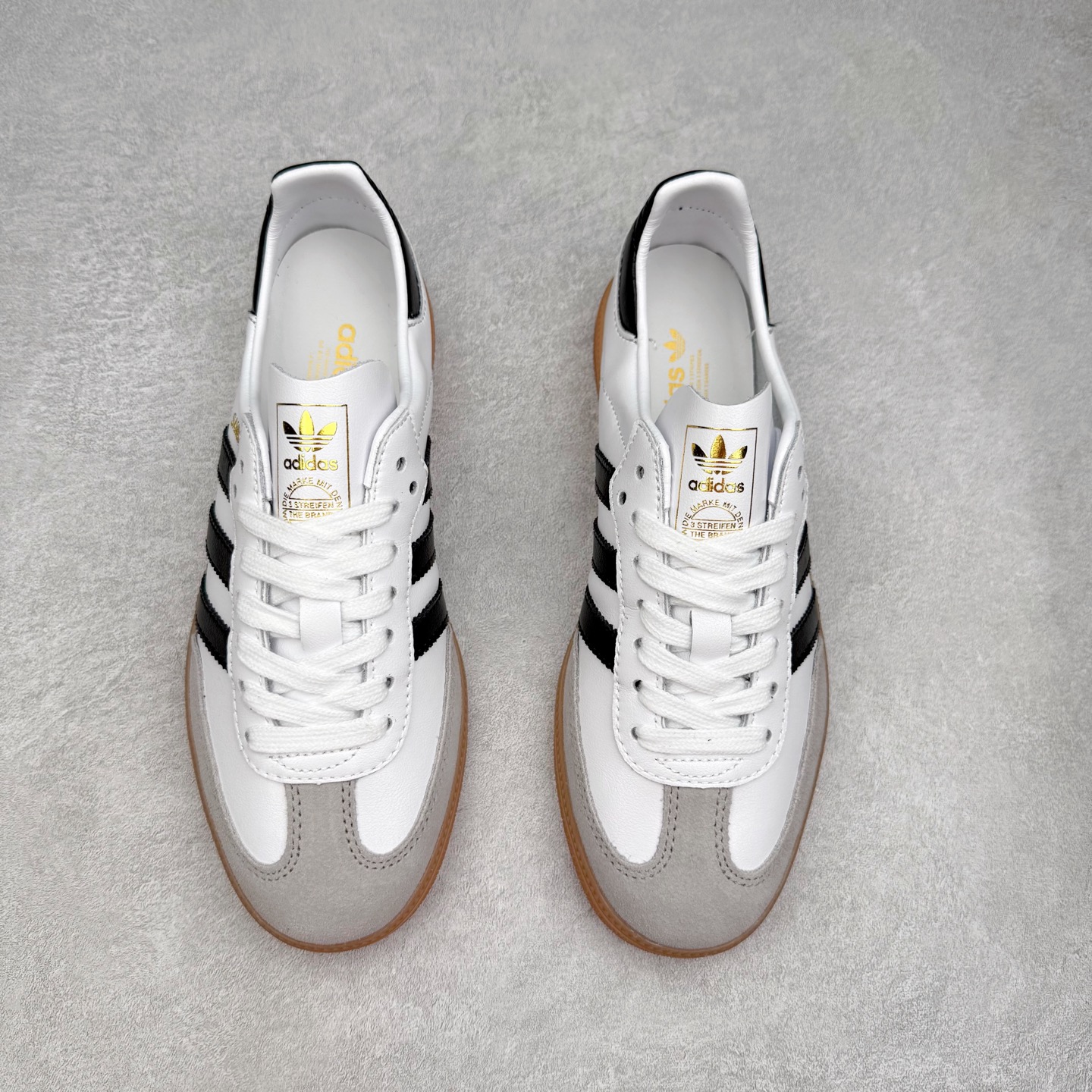 图片[2]-AD Original Samba OG 复古经典轻便板鞋 IF0641 口碑大厂出品 品控大底版型不断改良更新 全套原纸板楦头开发 确保原汁原味 完美呈现桑巴版型 一比一鞋头弧度高度鞋身弧度 此版本只针对中端市场 皮料材质有所更替 其他数据细节工艺流程均保持一致 绝不口嗨 细节品控鞋型随意对比 正确烫金高频细节 原装纳米超迁皮料 独家私模橡胶大底 原盒原配 这款桑巴鞋展示了高质量的工艺 带有装饰的超锁缝制和无缝的手感 柔软、柔软的皮革造型和标志性的3条纹完成了精致的外观 正规合身鞋带 鞋面上有绒面鞋垫 橡胶鞋底 享受正畸套筒软感 自50年代首次亮相以来就一直在赢得粉丝的青睐 尺码：35.5 36 36.5 37.5 38 38.5 39 40 40.5 41 42 42.5 43 44 44.5 45-选品中心