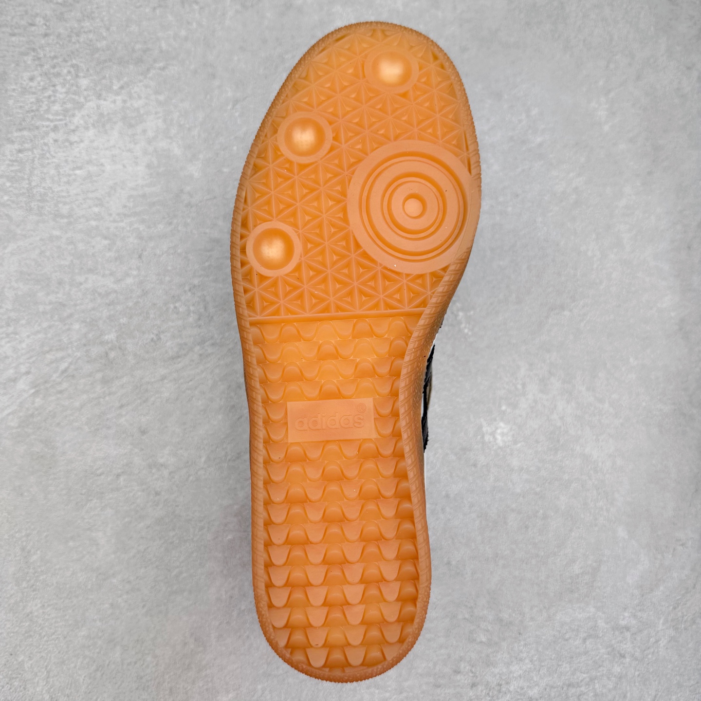 图片[9]-AD Original Samba OG 复古经典轻便板鞋 IF0641 口碑大厂出品 品控大底版型不断改良更新 全套原纸板楦头开发 确保原汁原味 完美呈现桑巴版型 一比一鞋头弧度高度鞋身弧度 此版本只针对中端市场 皮料材质有所更替 其他数据细节工艺流程均保持一致 绝不口嗨 细节品控鞋型随意对比 正确烫金高频细节 原装纳米超迁皮料 独家私模橡胶大底 原盒原配 这款桑巴鞋展示了高质量的工艺 带有装饰的超锁缝制和无缝的手感 柔软、柔软的皮革造型和标志性的3条纹完成了精致的外观 正规合身鞋带 鞋面上有绒面鞋垫 橡胶鞋底 享受正畸套筒软感 自50年代首次亮相以来就一直在赢得粉丝的青睐 尺码：35.5 36 36.5 37.5 38 38.5 39 40 40.5 41 42 42.5 43 44 44.5 45-选品中心