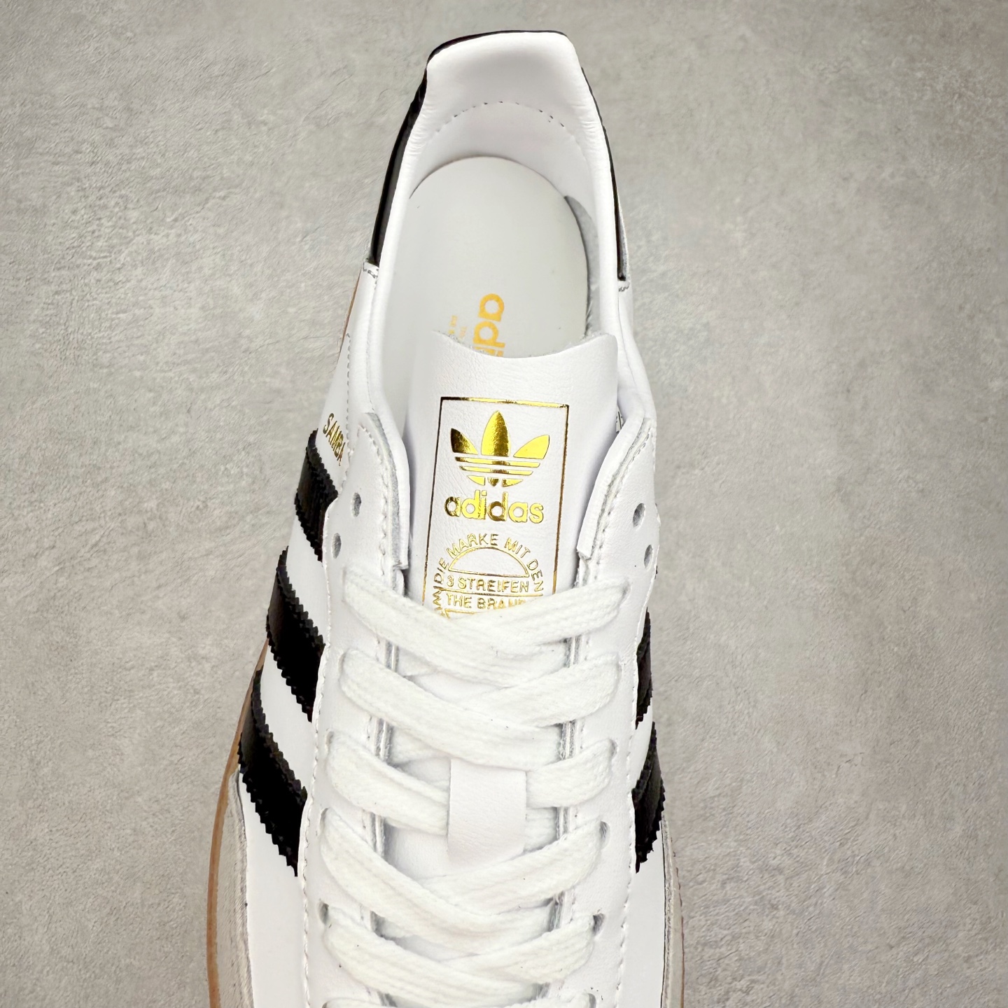 图片[5]-AD Original Samba OG 复古经典轻便板鞋 IF0641 口碑大厂出品 品控大底版型不断改良更新 全套原纸板楦头开发 确保原汁原味 完美呈现桑巴版型 一比一鞋头弧度高度鞋身弧度 此版本只针对中端市场 皮料材质有所更替 其他数据细节工艺流程均保持一致 绝不口嗨 细节品控鞋型随意对比 正确烫金高频细节 原装纳米超迁皮料 独家私模橡胶大底 原盒原配 这款桑巴鞋展示了高质量的工艺 带有装饰的超锁缝制和无缝的手感 柔软、柔软的皮革造型和标志性的3条纹完成了精致的外观 正规合身鞋带 鞋面上有绒面鞋垫 橡胶鞋底 享受正畸套筒软感 自50年代首次亮相以来就一直在赢得粉丝的青睐 尺码：35.5 36 36.5 37.5 38 38.5 39 40 40.5 41 42 42.5 43 44 44.5 45-选品中心