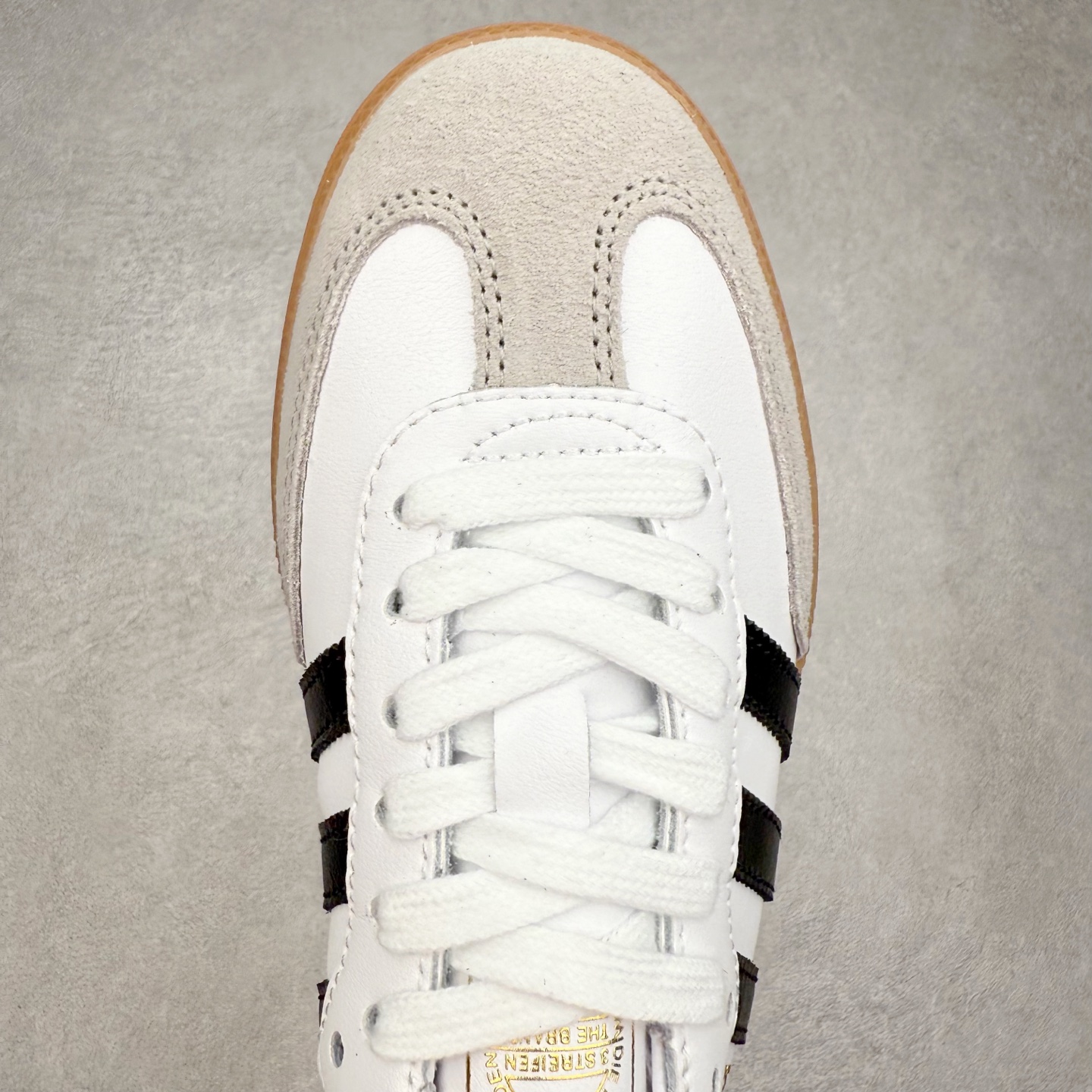 图片[4]-AD Original Samba OG 复古经典轻便板鞋 IF0641 口碑大厂出品 品控大底版型不断改良更新 全套原纸板楦头开发 确保原汁原味 完美呈现桑巴版型 一比一鞋头弧度高度鞋身弧度 此版本只针对中端市场 皮料材质有所更替 其他数据细节工艺流程均保持一致 绝不口嗨 细节品控鞋型随意对比 正确烫金高频细节 原装纳米超迁皮料 独家私模橡胶大底 原盒原配 这款桑巴鞋展示了高质量的工艺 带有装饰的超锁缝制和无缝的手感 柔软、柔软的皮革造型和标志性的3条纹完成了精致的外观 正规合身鞋带 鞋面上有绒面鞋垫 橡胶鞋底 享受正畸套筒软感 自50年代首次亮相以来就一直在赢得粉丝的青睐 尺码：35.5 36 36.5 37.5 38 38.5 39 40 40.5 41 42 42.5 43 44 44.5 45-选品中心