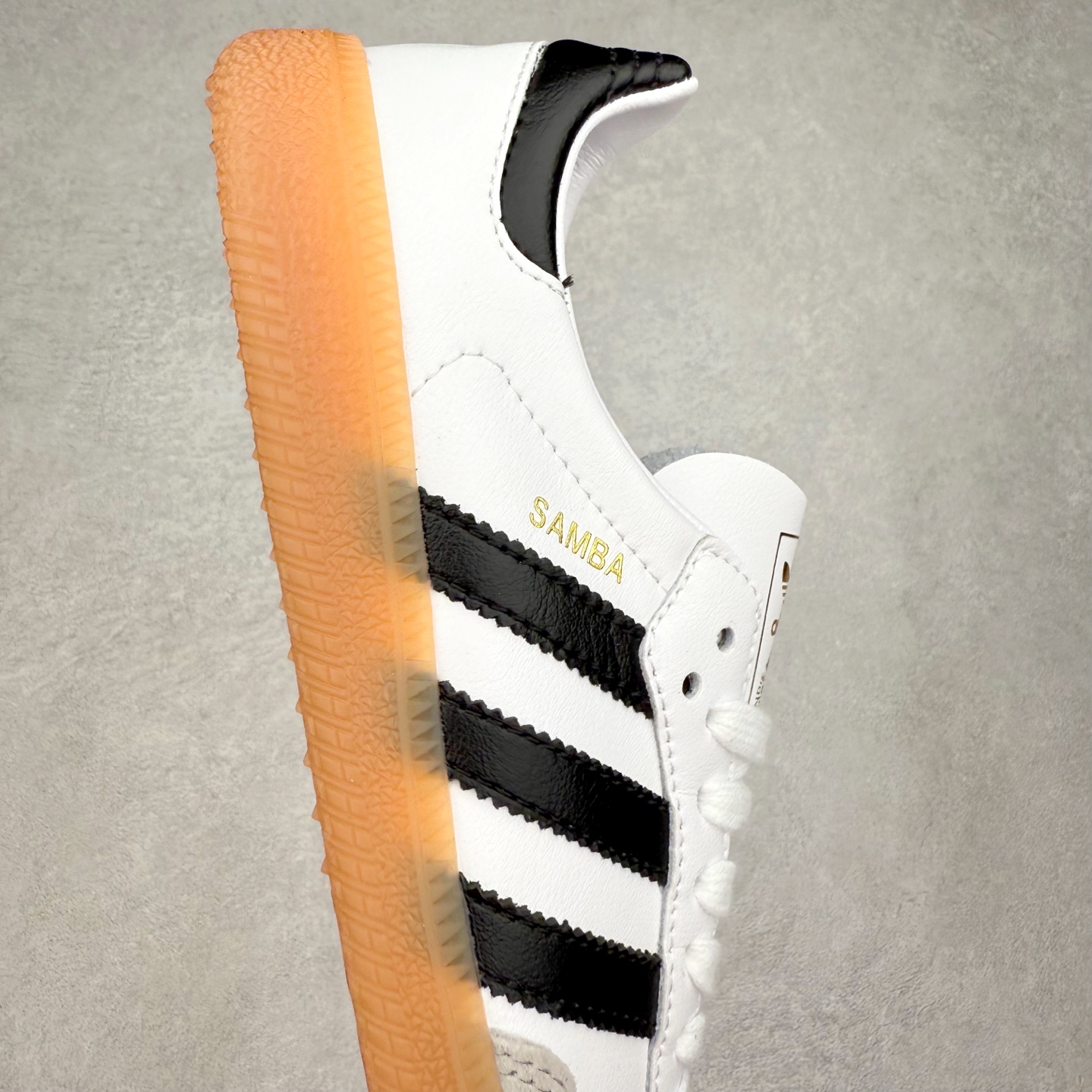 图片[6]-AD Original Samba OG 复古经典轻便板鞋 IF0641 口碑大厂出品 品控大底版型不断改良更新 全套原纸板楦头开发 确保原汁原味 完美呈现桑巴版型 一比一鞋头弧度高度鞋身弧度 此版本只针对中端市场 皮料材质有所更替 其他数据细节工艺流程均保持一致 绝不口嗨 细节品控鞋型随意对比 正确烫金高频细节 原装纳米超迁皮料 独家私模橡胶大底 原盒原配 这款桑巴鞋展示了高质量的工艺 带有装饰的超锁缝制和无缝的手感 柔软、柔软的皮革造型和标志性的3条纹完成了精致的外观 正规合身鞋带 鞋面上有绒面鞋垫 橡胶鞋底 享受正畸套筒软感 自50年代首次亮相以来就一直在赢得粉丝的青睐 尺码：35.5 36 36.5 37.5 38 38.5 39 40 40.5 41 42 42.5 43 44 44.5 45-选品中心