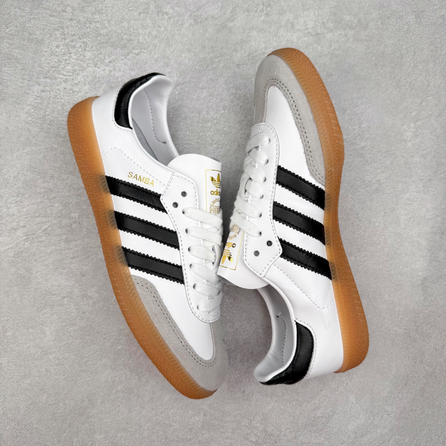 图片[3]-AD Original Samba OG 复古经典轻便板鞋 IF0641 口碑大厂出品 品控大底版型不断改良更新 全套原纸板楦头开发 确保原汁原味 完美呈现桑巴版型 一比一鞋头弧度高度鞋身弧度 此版本只针对中端市场 皮料材质有所更替 其他数据细节工艺流程均保持一致 绝不口嗨 细节品控鞋型随意对比 正确烫金高频细节 原装纳米超迁皮料 独家私模橡胶大底 原盒原配 这款桑巴鞋展示了高质量的工艺 带有装饰的超锁缝制和无缝的手感 柔软、柔软的皮革造型和标志性的3条纹完成了精致的外观 正规合身鞋带 鞋面上有绒面鞋垫 橡胶鞋底 享受正畸套筒软感 自50年代首次亮相以来就一直在赢得粉丝的青睐 尺码：35.5 36 36.5 37.5 38 38.5 39 40 40.5 41 42 42.5 43 44 44.5 45-选品中心