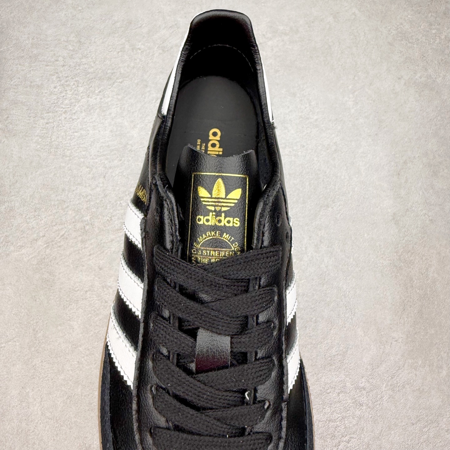 图片[5]-AD Original Samba OG 复古经典轻便板鞋 IF0642 口碑大厂出品 品控大底版型不断改良更新 全套原纸板楦头开发 确保原汁原味 完美呈现桑巴版型 一比一鞋头弧度高度鞋身弧度 此版本只针对中端市场 皮料材质有所更替 其他数据细节工艺流程均保持一致 绝不口嗨 细节品控鞋型随意对比 正确烫金高频细节 原装纳米超迁皮料 独家私模橡胶大底 原盒原配 这款桑巴鞋展示了高质量的工艺 带有装饰的超锁缝制和无缝的手感 柔软、柔软的皮革造型和标志性的3条纹完成了精致的外观 正规合身鞋带 鞋面上有绒面鞋垫 橡胶鞋底 享受正畸套筒软感 自50年代首次亮相以来就一直在赢得粉丝的青睐 尺码：35.5 36 36.5 37.5 38 38.5 39 40 40.5 41 42 42.5 43 44 44.5 45-选品中心