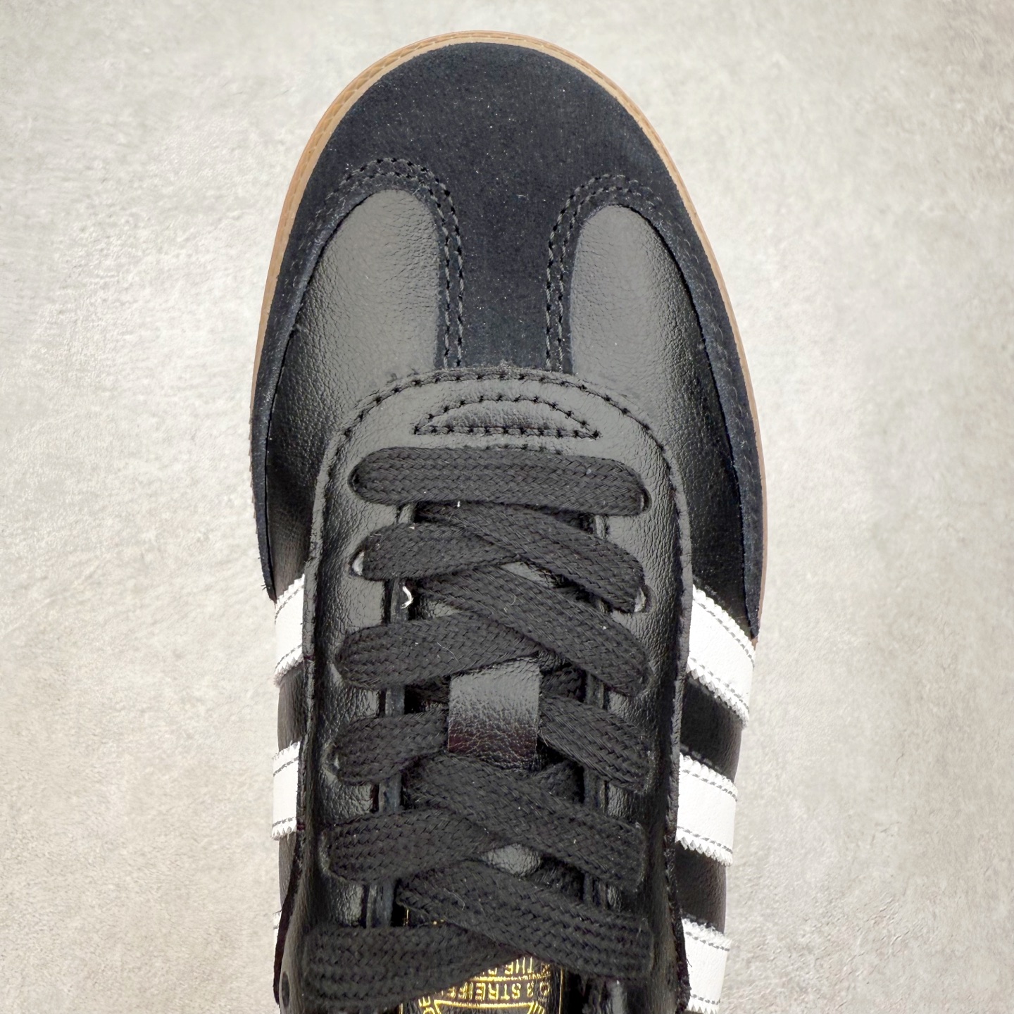 图片[4]-AD Original Samba OG 复古经典轻便板鞋 IF0642 口碑大厂出品 品控大底版型不断改良更新 全套原纸板楦头开发 确保原汁原味 完美呈现桑巴版型 一比一鞋头弧度高度鞋身弧度 此版本只针对中端市场 皮料材质有所更替 其他数据细节工艺流程均保持一致 绝不口嗨 细节品控鞋型随意对比 正确烫金高频细节 原装纳米超迁皮料 独家私模橡胶大底 原盒原配 这款桑巴鞋展示了高质量的工艺 带有装饰的超锁缝制和无缝的手感 柔软、柔软的皮革造型和标志性的3条纹完成了精致的外观 正规合身鞋带 鞋面上有绒面鞋垫 橡胶鞋底 享受正畸套筒软感 自50年代首次亮相以来就一直在赢得粉丝的青睐 尺码：35.5 36 36.5 37.5 38 38.5 39 40 40.5 41 42 42.5 43 44 44.5 45-选品中心