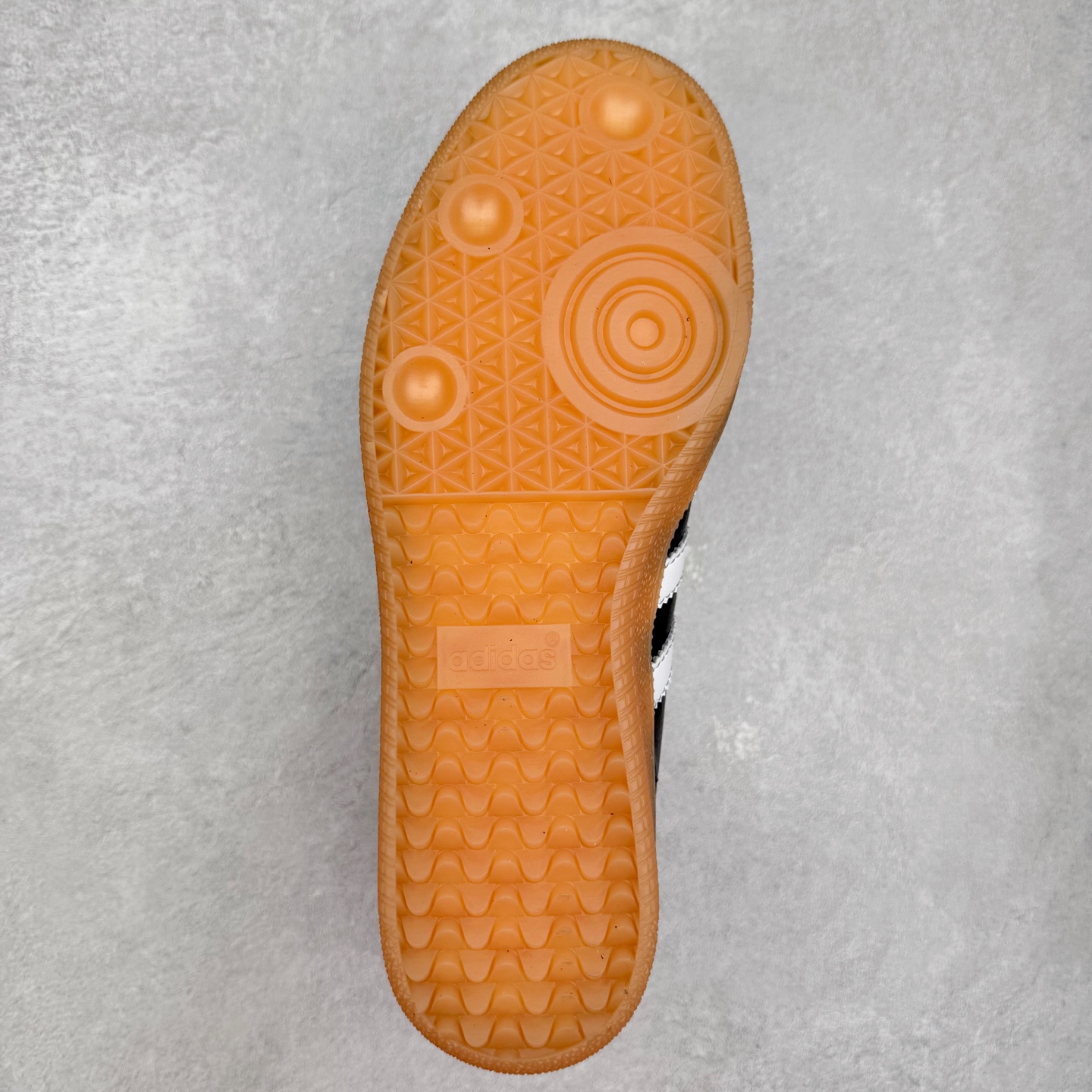 图片[9]-AD Original Samba OG 复古经典轻便板鞋 IF0642 口碑大厂出品 品控大底版型不断改良更新 全套原纸板楦头开发 确保原汁原味 完美呈现桑巴版型 一比一鞋头弧度高度鞋身弧度 此版本只针对中端市场 皮料材质有所更替 其他数据细节工艺流程均保持一致 绝不口嗨 细节品控鞋型随意对比 正确烫金高频细节 原装纳米超迁皮料 独家私模橡胶大底 原盒原配 这款桑巴鞋展示了高质量的工艺 带有装饰的超锁缝制和无缝的手感 柔软、柔软的皮革造型和标志性的3条纹完成了精致的外观 正规合身鞋带 鞋面上有绒面鞋垫 橡胶鞋底 享受正畸套筒软感 自50年代首次亮相以来就一直在赢得粉丝的青睐 尺码：35.5 36 36.5 37.5 38 38.5 39 40 40.5 41 42 42.5 43 44 44.5 45-选品中心