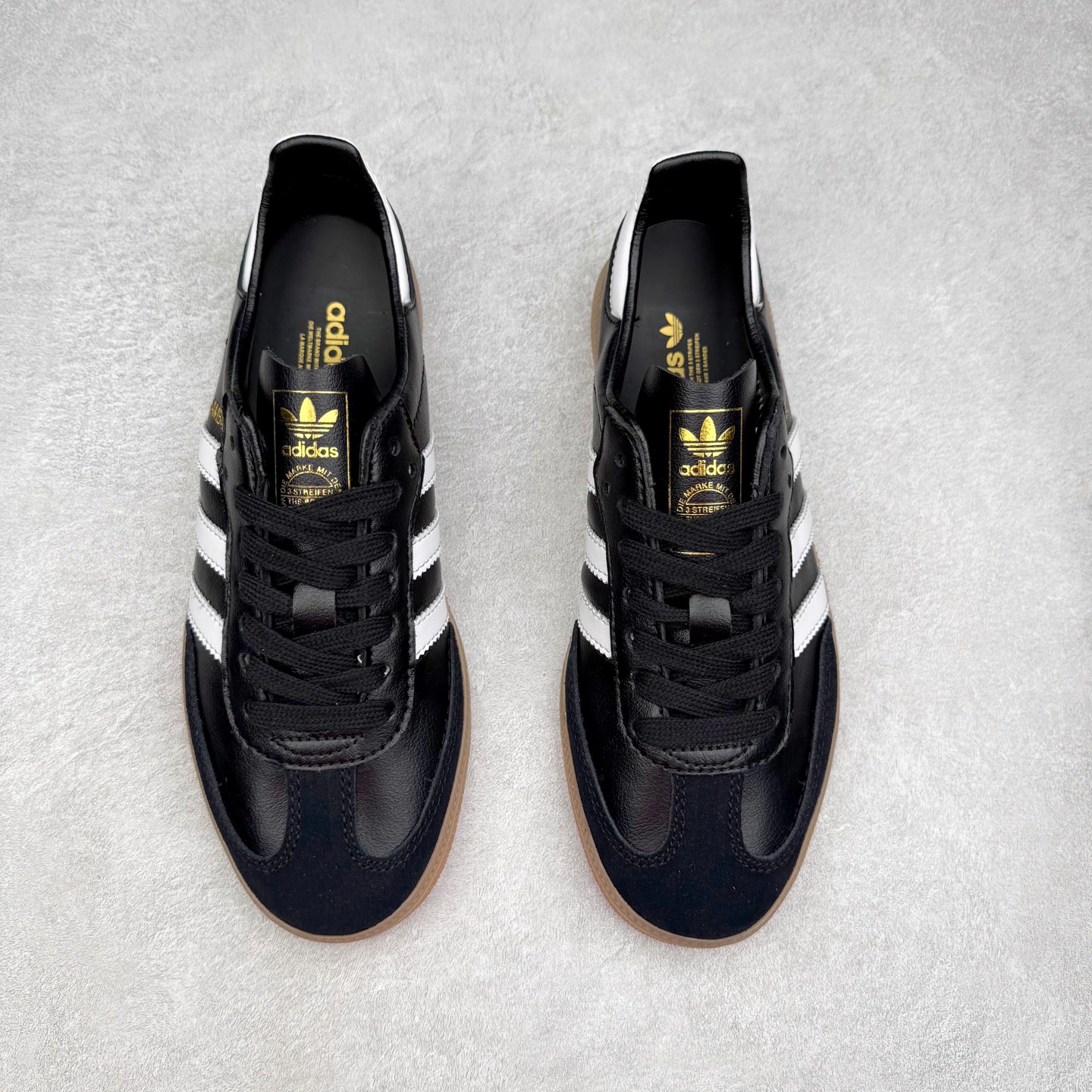 图片[2]-AD Original Samba OG 复古经典轻便板鞋 IF0642 口碑大厂出品 品控大底版型不断改良更新 全套原纸板楦头开发 确保原汁原味 完美呈现桑巴版型 一比一鞋头弧度高度鞋身弧度 此版本只针对中端市场 皮料材质有所更替 其他数据细节工艺流程均保持一致 绝不口嗨 细节品控鞋型随意对比 正确烫金高频细节 原装纳米超迁皮料 独家私模橡胶大底 原盒原配 这款桑巴鞋展示了高质量的工艺 带有装饰的超锁缝制和无缝的手感 柔软、柔软的皮革造型和标志性的3条纹完成了精致的外观 正规合身鞋带 鞋面上有绒面鞋垫 橡胶鞋底 享受正畸套筒软感 自50年代首次亮相以来就一直在赢得粉丝的青睐 尺码：35.5 36 36.5 37.5 38 38.5 39 40 40.5 41 42 42.5 43 44 44.5 45-选品中心