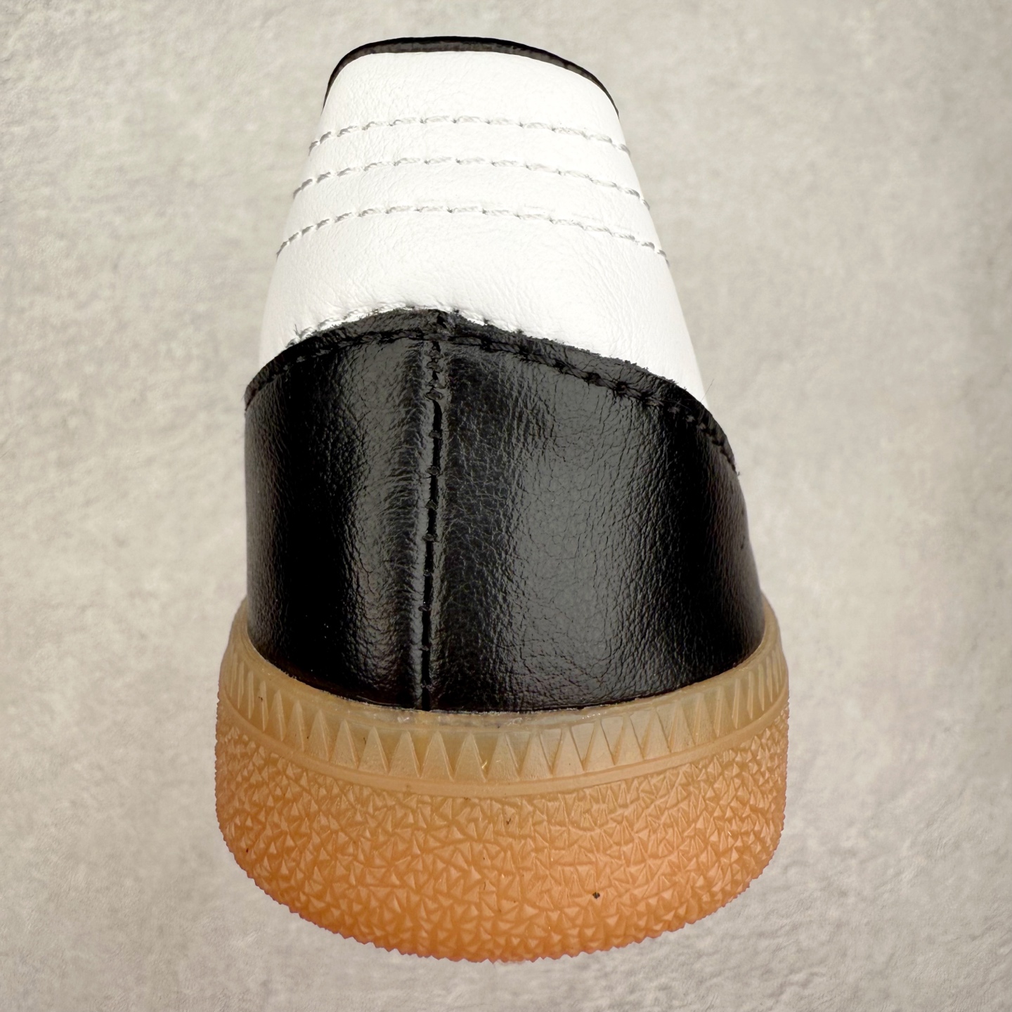 图片[8]-AD Original Samba OG 复古经典轻便板鞋 IF0642 口碑大厂出品 品控大底版型不断改良更新 全套原纸板楦头开发 确保原汁原味 完美呈现桑巴版型 一比一鞋头弧度高度鞋身弧度 此版本只针对中端市场 皮料材质有所更替 其他数据细节工艺流程均保持一致 绝不口嗨 细节品控鞋型随意对比 正确烫金高频细节 原装纳米超迁皮料 独家私模橡胶大底 原盒原配 这款桑巴鞋展示了高质量的工艺 带有装饰的超锁缝制和无缝的手感 柔软、柔软的皮革造型和标志性的3条纹完成了精致的外观 正规合身鞋带 鞋面上有绒面鞋垫 橡胶鞋底 享受正畸套筒软感 自50年代首次亮相以来就一直在赢得粉丝的青睐 尺码：35.5 36 36.5 37.5 38 38.5 39 40 40.5 41 42 42.5 43 44 44.5 45-选品中心