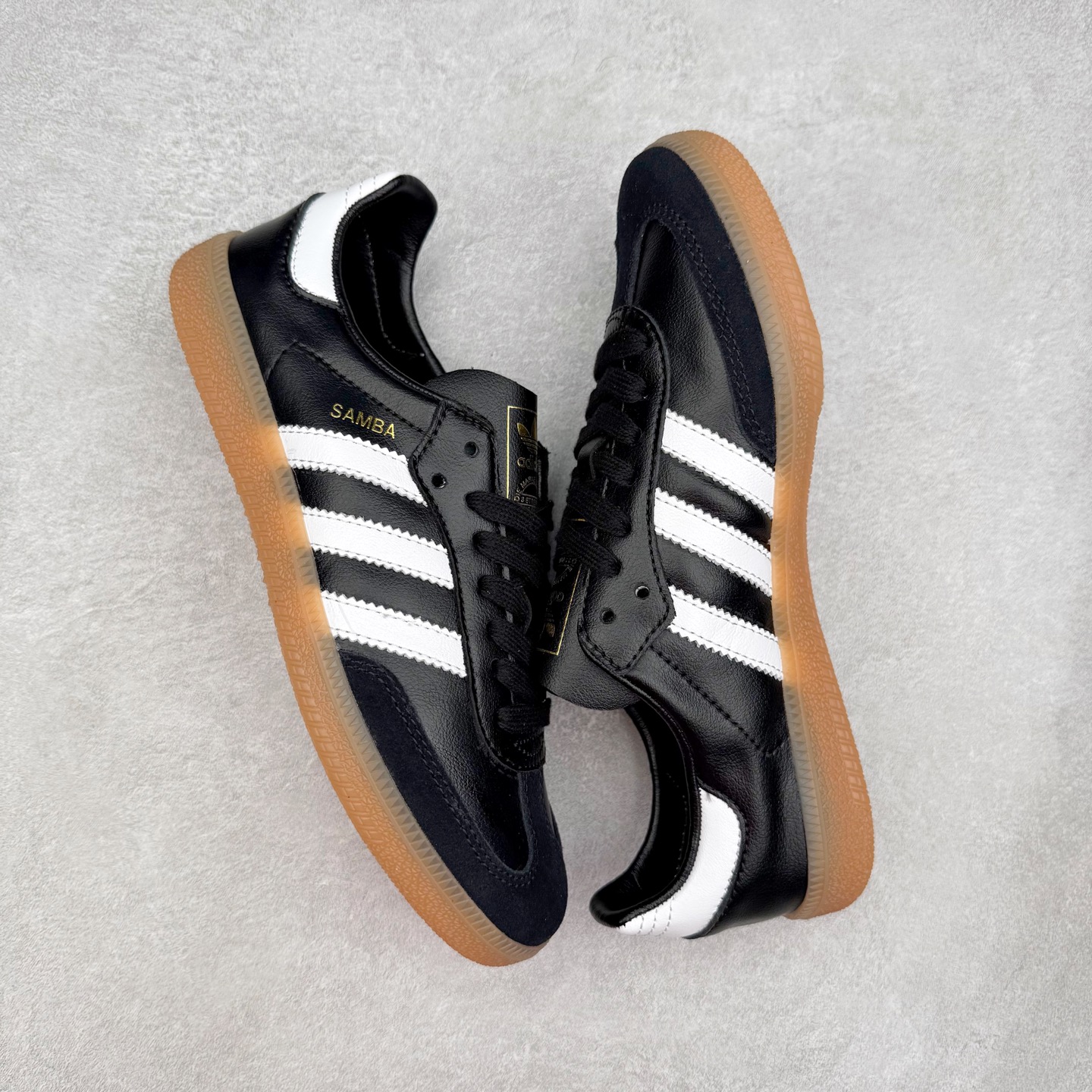 图片[3]-AD Original Samba OG 复古经典轻便板鞋 IF0642 口碑大厂出品 品控大底版型不断改良更新 全套原纸板楦头开发 确保原汁原味 完美呈现桑巴版型 一比一鞋头弧度高度鞋身弧度 此版本只针对中端市场 皮料材质有所更替 其他数据细节工艺流程均保持一致 绝不口嗨 细节品控鞋型随意对比 正确烫金高频细节 原装纳米超迁皮料 独家私模橡胶大底 原盒原配 这款桑巴鞋展示了高质量的工艺 带有装饰的超锁缝制和无缝的手感 柔软、柔软的皮革造型和标志性的3条纹完成了精致的外观 正规合身鞋带 鞋面上有绒面鞋垫 橡胶鞋底 享受正畸套筒软感 自50年代首次亮相以来就一直在赢得粉丝的青睐 尺码：35.5 36 36.5 37.5 38 38.5 39 40 40.5 41 42 42.5 43 44 44.5 45-选品中心