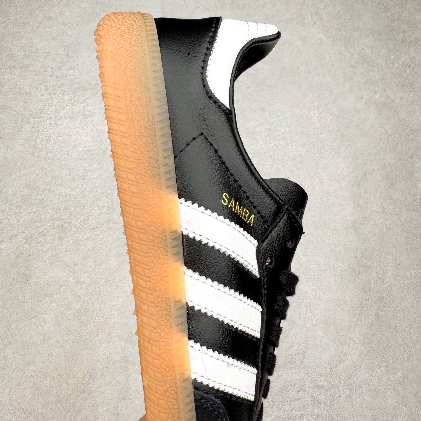 图片[6]-AD Original Samba OG 复古经典轻便板鞋 IF0642 口碑大厂出品 品控大底版型不断改良更新 全套原纸板楦头开发 确保原汁原味 完美呈现桑巴版型 一比一鞋头弧度高度鞋身弧度 此版本只针对中端市场 皮料材质有所更替 其他数据细节工艺流程均保持一致 绝不口嗨 细节品控鞋型随意对比 正确烫金高频细节 原装纳米超迁皮料 独家私模橡胶大底 原盒原配 这款桑巴鞋展示了高质量的工艺 带有装饰的超锁缝制和无缝的手感 柔软、柔软的皮革造型和标志性的3条纹完成了精致的外观 正规合身鞋带 鞋面上有绒面鞋垫 橡胶鞋底 享受正畸套筒软感 自50年代首次亮相以来就一直在赢得粉丝的青睐 尺码：35.5 36 36.5 37.5 38 38.5 39 40 40.5 41 42 42.5 43 44 44.5 45-选品中心