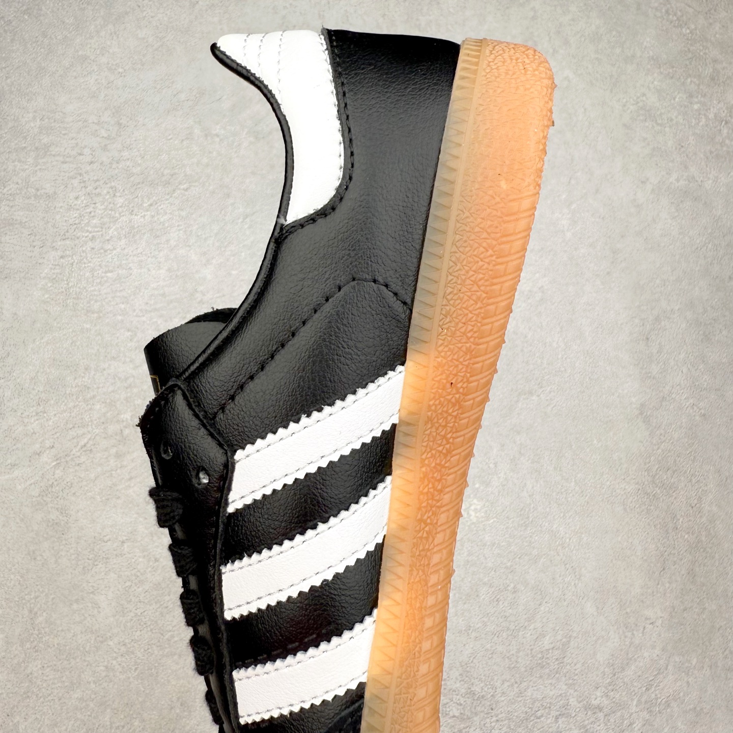 图片[7]-AD Original Samba OG 复古经典轻便板鞋 IF0642 口碑大厂出品 品控大底版型不断改良更新 全套原纸板楦头开发 确保原汁原味 完美呈现桑巴版型 一比一鞋头弧度高度鞋身弧度 此版本只针对中端市场 皮料材质有所更替 其他数据细节工艺流程均保持一致 绝不口嗨 细节品控鞋型随意对比 正确烫金高频细节 原装纳米超迁皮料 独家私模橡胶大底 原盒原配 这款桑巴鞋展示了高质量的工艺 带有装饰的超锁缝制和无缝的手感 柔软、柔软的皮革造型和标志性的3条纹完成了精致的外观 正规合身鞋带 鞋面上有绒面鞋垫 橡胶鞋底 享受正畸套筒软感 自50年代首次亮相以来就一直在赢得粉丝的青睐 尺码：35.5 36 36.5 37.5 38 38.5 39 40 40.5 41 42 42.5 43 44 44.5 45-选品中心