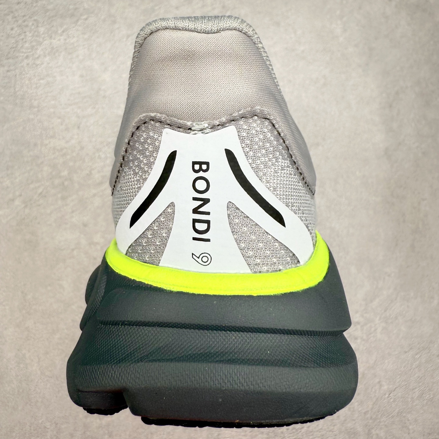 图片[8]-HOKA ONE ONE Clifton 克里夫顿10代专业性能减震公路跑步鞋 轻盈透气的针织网面和纱线的使用让鞋面更挺拔 增强鞋面的强度和支撑性能 搭配柔软的鞋舌 让双脚在舒适包裹中跑的更加畅快 全新泡棉中底 柔软的同时增强回弹性能 为不同跑者提供更平稳流畅的脚感 带来全面的缓冲保护 根据人体工程学设计的延长拉襟 后跟处弹软的海绵填充舒适固定 避免掉跟和摩擦 相比上一代光滑的内衬 Clifton 的内衬增强了摩擦力 避免双脚在鞋内滑动 尺码：36 36.5 37.5 38 38.5 39 40 40.5 41 42 42.5 43 44 44.5 45-选品中心