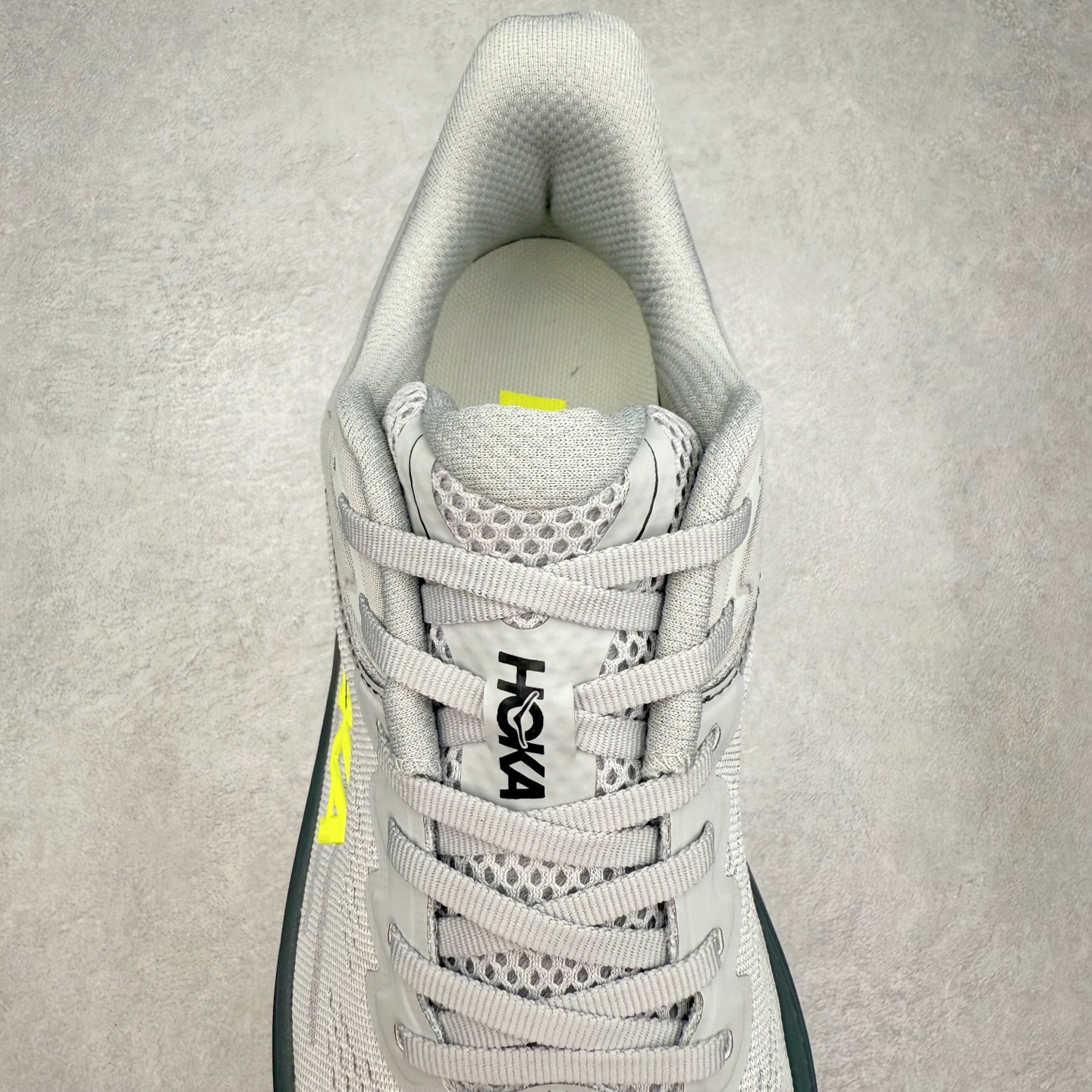 图片[5]-HOKA ONE ONE Clifton 克里夫顿10代专业性能减震公路跑步鞋 轻盈透气的针织网面和纱线的使用让鞋面更挺拔 增强鞋面的强度和支撑性能 搭配柔软的鞋舌 让双脚在舒适包裹中跑的更加畅快 全新泡棉中底 柔软的同时增强回弹性能 为不同跑者提供更平稳流畅的脚感 带来全面的缓冲保护 根据人体工程学设计的延长拉襟 后跟处弹软的海绵填充舒适固定 避免掉跟和摩擦 相比上一代光滑的内衬 Clifton 的内衬增强了摩擦力 避免双脚在鞋内滑动 尺码：36 36.5 37.5 38 38.5 39 40 40.5 41 42 42.5 43 44 44.5 45-选品中心