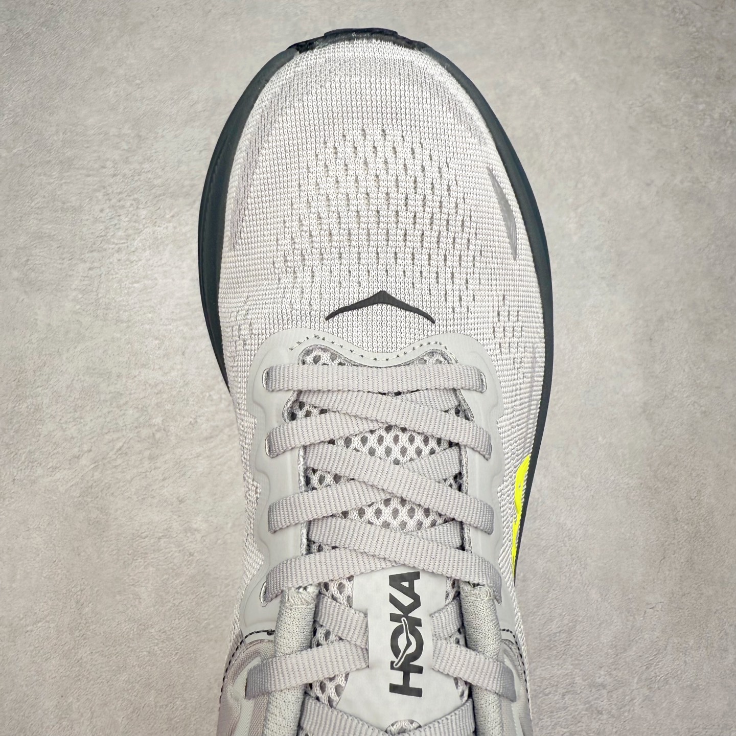 图片[4]-HOKA ONE ONE Clifton 克里夫顿10代专业性能减震公路跑步鞋 轻盈透气的针织网面和纱线的使用让鞋面更挺拔 增强鞋面的强度和支撑性能 搭配柔软的鞋舌 让双脚在舒适包裹中跑的更加畅快 全新泡棉中底 柔软的同时增强回弹性能 为不同跑者提供更平稳流畅的脚感 带来全面的缓冲保护 根据人体工程学设计的延长拉襟 后跟处弹软的海绵填充舒适固定 避免掉跟和摩擦 相比上一代光滑的内衬 Clifton 的内衬增强了摩擦力 避免双脚在鞋内滑动 尺码：36 36.5 37.5 38 38.5 39 40 40.5 41 42 42.5 43 44 44.5 45-选品中心