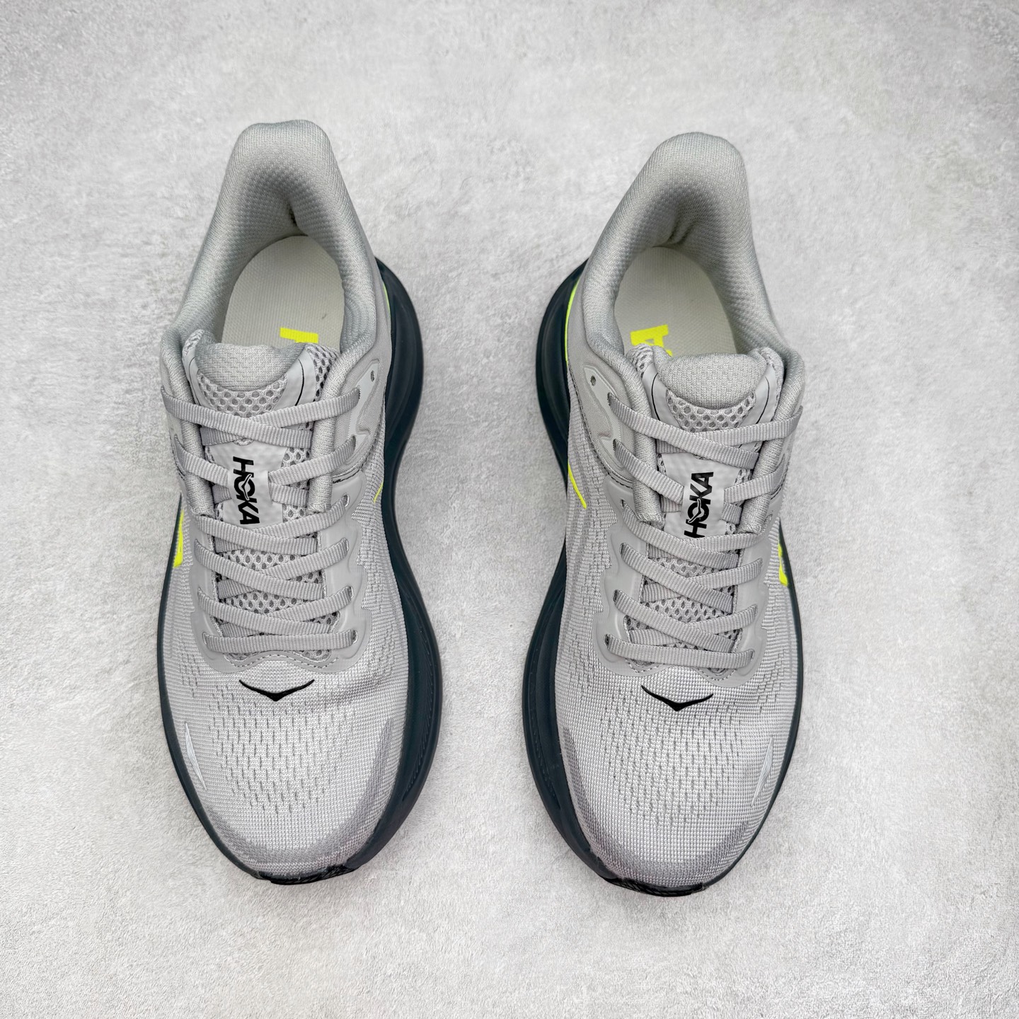 图片[2]-HOKA ONE ONE Clifton 克里夫顿10代专业性能减震公路跑步鞋 轻盈透气的针织网面和纱线的使用让鞋面更挺拔 增强鞋面的强度和支撑性能 搭配柔软的鞋舌 让双脚在舒适包裹中跑的更加畅快 全新泡棉中底 柔软的同时增强回弹性能 为不同跑者提供更平稳流畅的脚感 带来全面的缓冲保护 根据人体工程学设计的延长拉襟 后跟处弹软的海绵填充舒适固定 避免掉跟和摩擦 相比上一代光滑的内衬 Clifton 的内衬增强了摩擦力 避免双脚在鞋内滑动 尺码：36 36.5 37.5 38 38.5 39 40 40.5 41 42 42.5 43 44 44.5 45-选品中心