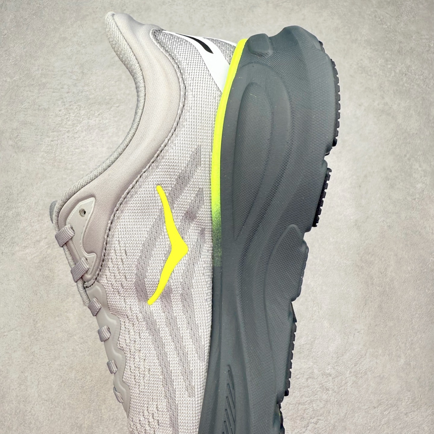 图片[7]-HOKA ONE ONE Clifton 克里夫顿10代专业性能减震公路跑步鞋 轻盈透气的针织网面和纱线的使用让鞋面更挺拔 增强鞋面的强度和支撑性能 搭配柔软的鞋舌 让双脚在舒适包裹中跑的更加畅快 全新泡棉中底 柔软的同时增强回弹性能 为不同跑者提供更平稳流畅的脚感 带来全面的缓冲保护 根据人体工程学设计的延长拉襟 后跟处弹软的海绵填充舒适固定 避免掉跟和摩擦 相比上一代光滑的内衬 Clifton 的内衬增强了摩擦力 避免双脚在鞋内滑动 尺码：36 36.5 37.5 38 38.5 39 40 40.5 41 42 42.5 43 44 44.5 45-选品中心