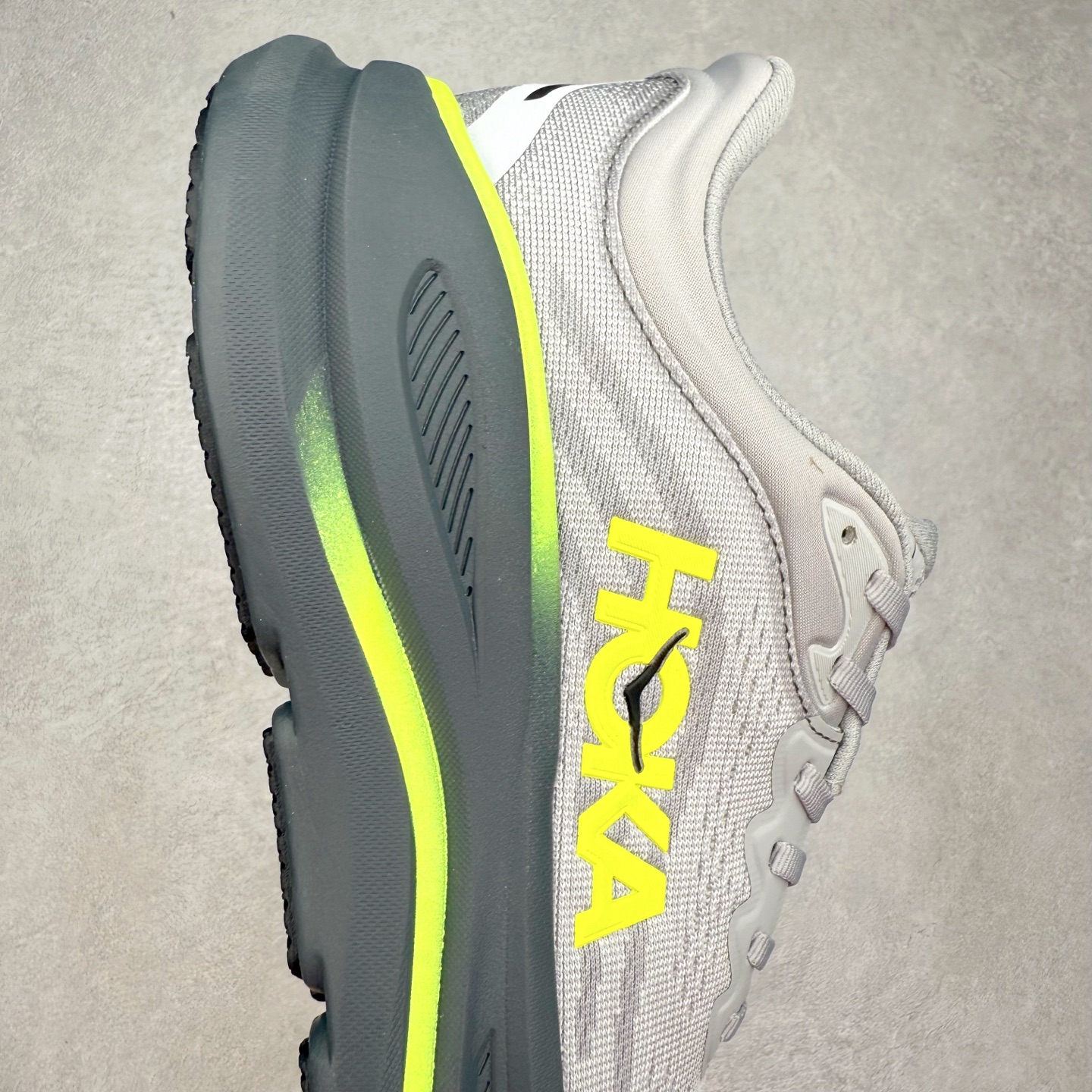 图片[6]-HOKA ONE ONE Clifton 克里夫顿10代专业性能减震公路跑步鞋 轻盈透气的针织网面和纱线的使用让鞋面更挺拔 增强鞋面的强度和支撑性能 搭配柔软的鞋舌 让双脚在舒适包裹中跑的更加畅快 全新泡棉中底 柔软的同时增强回弹性能 为不同跑者提供更平稳流畅的脚感 带来全面的缓冲保护 根据人体工程学设计的延长拉襟 后跟处弹软的海绵填充舒适固定 避免掉跟和摩擦 相比上一代光滑的内衬 Clifton 的内衬增强了摩擦力 避免双脚在鞋内滑动 尺码：36 36.5 37.5 38 38.5 39 40 40.5 41 42 42.5 43 44 44.5 45-选品中心