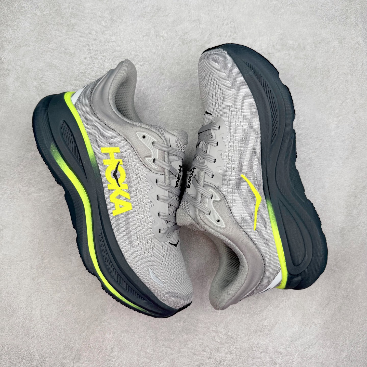 图片[3]-HOKA ONE ONE Clifton 克里夫顿10代专业性能减震公路跑步鞋 轻盈透气的针织网面和纱线的使用让鞋面更挺拔 增强鞋面的强度和支撑性能 搭配柔软的鞋舌 让双脚在舒适包裹中跑的更加畅快 全新泡棉中底 柔软的同时增强回弹性能 为不同跑者提供更平稳流畅的脚感 带来全面的缓冲保护 根据人体工程学设计的延长拉襟 后跟处弹软的海绵填充舒适固定 避免掉跟和摩擦 相比上一代光滑的内衬 Clifton 的内衬增强了摩擦力 避免双脚在鞋内滑动 尺码：36 36.5 37.5 38 38.5 39 40 40.5 41 42 42.5 43 44 44.5 45-选品中心