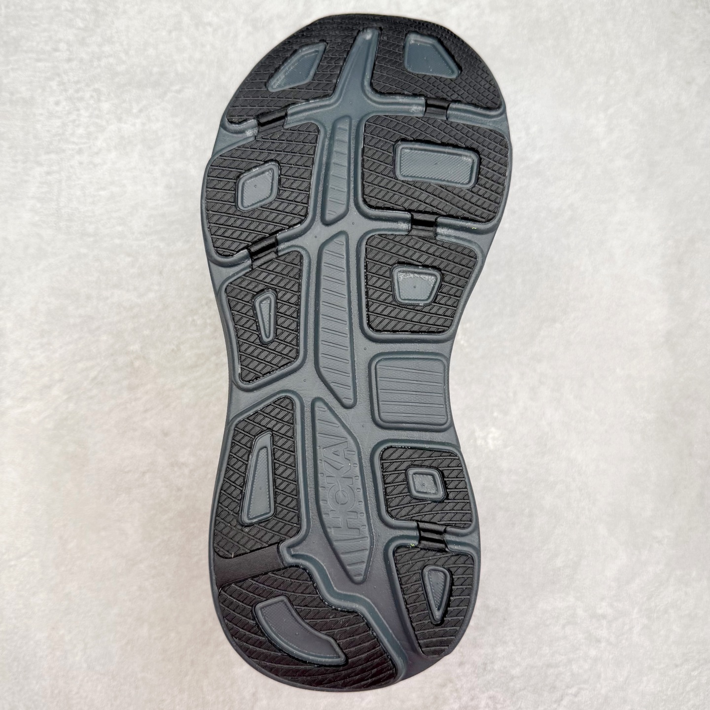 图片[9]-HOKA ONE ONE Clifton 克里夫顿10代专业性能减震公路跑步鞋 轻盈透气的针织网面和纱线的使用让鞋面更挺拔 增强鞋面的强度和支撑性能 搭配柔软的鞋舌 让双脚在舒适包裹中跑的更加畅快 全新泡棉中底 柔软的同时增强回弹性能 为不同跑者提供更平稳流畅的脚感 带来全面的缓冲保护 根据人体工程学设计的延长拉襟 后跟处弹软的海绵填充舒适固定 避免掉跟和摩擦 相比上一代光滑的内衬 Clifton 的内衬增强了摩擦力 避免双脚在鞋内滑动 尺码：36 36.5 37.5 38 38.5 39 40 40.5 41 42 42.5 43 44 44.5 45-选品中心