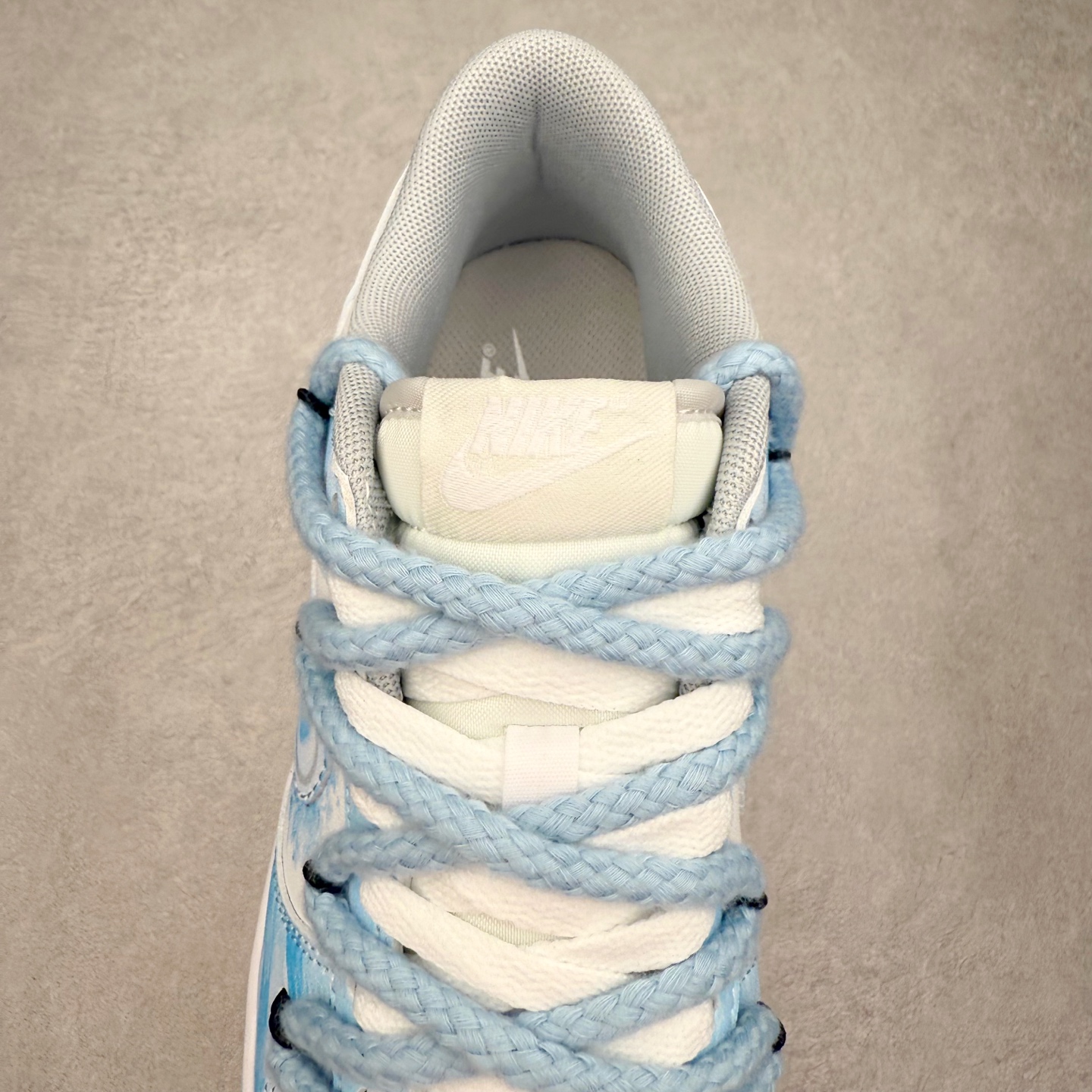 图片[5]-NK Dunk Low DD1391-100 定制系列天花板 无原鞋不开发 全系列得物原鞋一比一校对开发 配色持续更新中 终端对接 优势输出 全套原厂楦头原纸板数据档案倾力打造 原汁原味莞产 极致还原 圈内最强针车工艺 高端零售指定版 广东原厂配套原盒原标 鞋盒分三个尺码段 原厂冲刀 超高清洁度 全鞋零毛边皮料切割 采用原厂百宏鞋带以及原厂百宏织唛舌标 内标可供原厂几率过验 进口原装条纹中底布 四线拉帮白色点胶 原厂拉帮手法遵循公司 原厂电绣 极致还原 尺码：36 36.5 37.5 38 38.5 39 40 40.5 41 42 42.5 43 44 44.5 45 46-选品中心