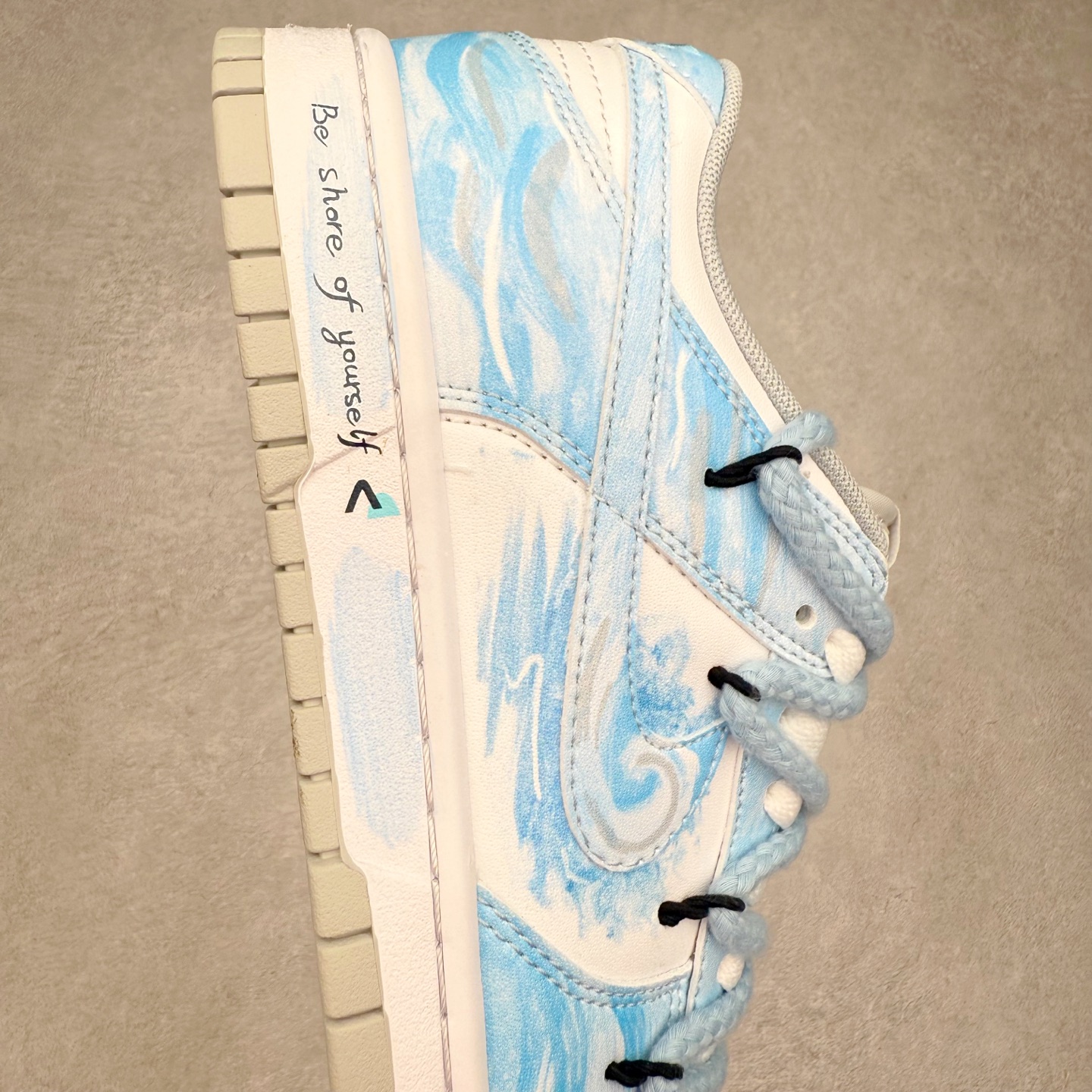 图片[6]-NK Dunk Low DD1391-100 定制系列天花板 无原鞋不开发 全系列得物原鞋一比一校对开发 配色持续更新中 终端对接 优势输出 全套原厂楦头原纸板数据档案倾力打造 原汁原味莞产 极致还原 圈内最强针车工艺 高端零售指定版 广东原厂配套原盒原标 鞋盒分三个尺码段 原厂冲刀 超高清洁度 全鞋零毛边皮料切割 采用原厂百宏鞋带以及原厂百宏织唛舌标 内标可供原厂几率过验 进口原装条纹中底布 四线拉帮白色点胶 原厂拉帮手法遵循公司 原厂电绣 极致还原 尺码：36 36.5 37.5 38 38.5 39 40 40.5 41 42 42.5 43 44 44.5 45 46-选品中心