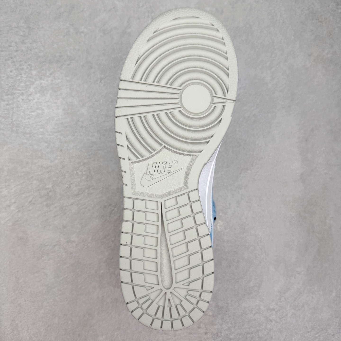 图片[9]-NK Dunk Low DD1391-100 定制系列天花板 无原鞋不开发 全系列得物原鞋一比一校对开发 配色持续更新中 终端对接 优势输出 全套原厂楦头原纸板数据档案倾力打造 原汁原味莞产 极致还原 圈内最强针车工艺 高端零售指定版 广东原厂配套原盒原标 鞋盒分三个尺码段 原厂冲刀 超高清洁度 全鞋零毛边皮料切割 采用原厂百宏鞋带以及原厂百宏织唛舌标 内标可供原厂几率过验 进口原装条纹中底布 四线拉帮白色点胶 原厂拉帮手法遵循公司 原厂电绣 极致还原 尺码：36 36.5 37.5 38 38.5 39 40 40.5 41 42 42.5 43 44 44.5 45 46-选品中心