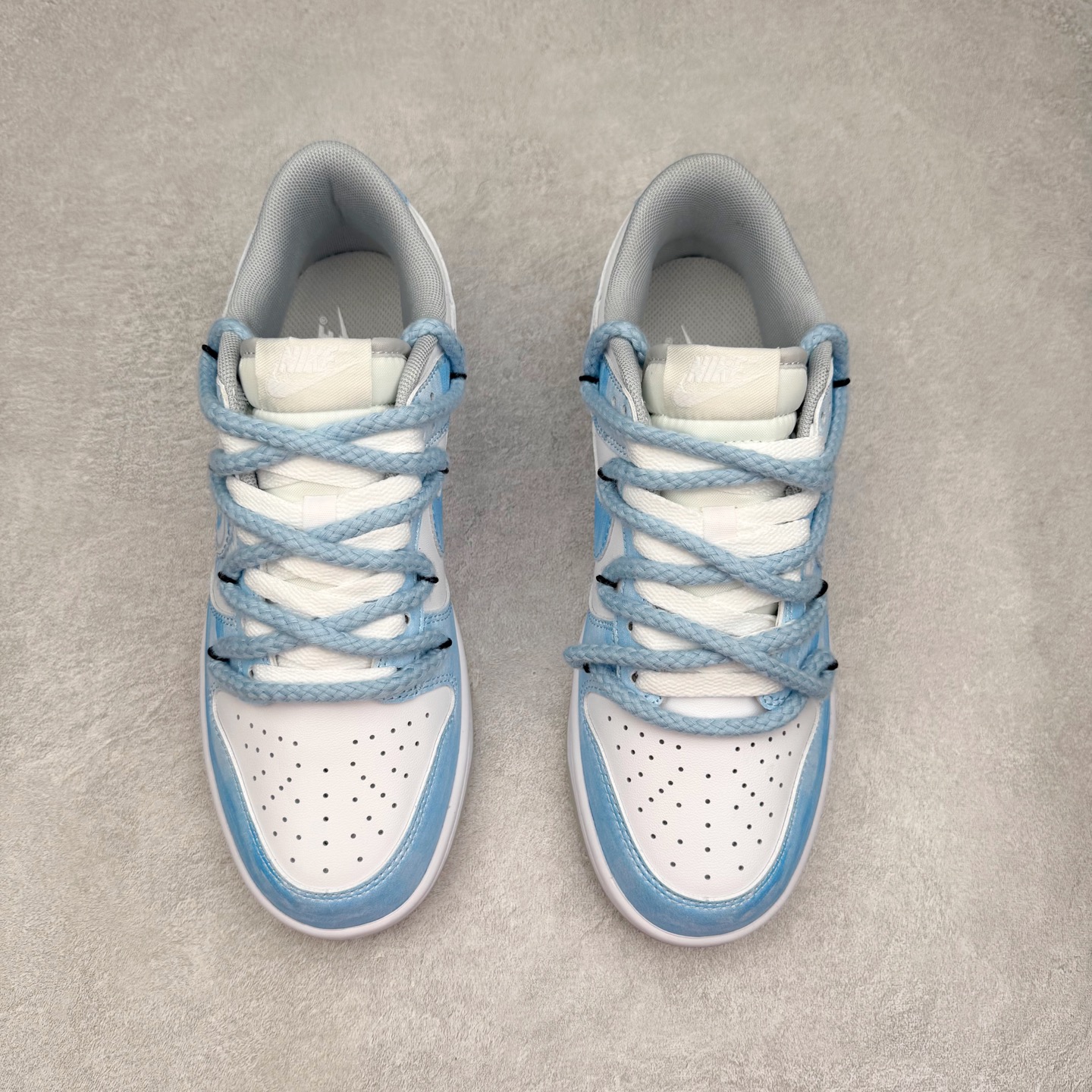 图片[2]-NK Dunk Low DD1391-100 定制系列天花板 无原鞋不开发 全系列得物原鞋一比一校对开发 配色持续更新中 终端对接 优势输出 全套原厂楦头原纸板数据档案倾力打造 原汁原味莞产 极致还原 圈内最强针车工艺 高端零售指定版 广东原厂配套原盒原标 鞋盒分三个尺码段 原厂冲刀 超高清洁度 全鞋零毛边皮料切割 采用原厂百宏鞋带以及原厂百宏织唛舌标 内标可供原厂几率过验 进口原装条纹中底布 四线拉帮白色点胶 原厂拉帮手法遵循公司 原厂电绣 极致还原 尺码：36 36.5 37.5 38 38.5 39 40 40.5 41 42 42.5 43 44 44.5 45 46-选品中心