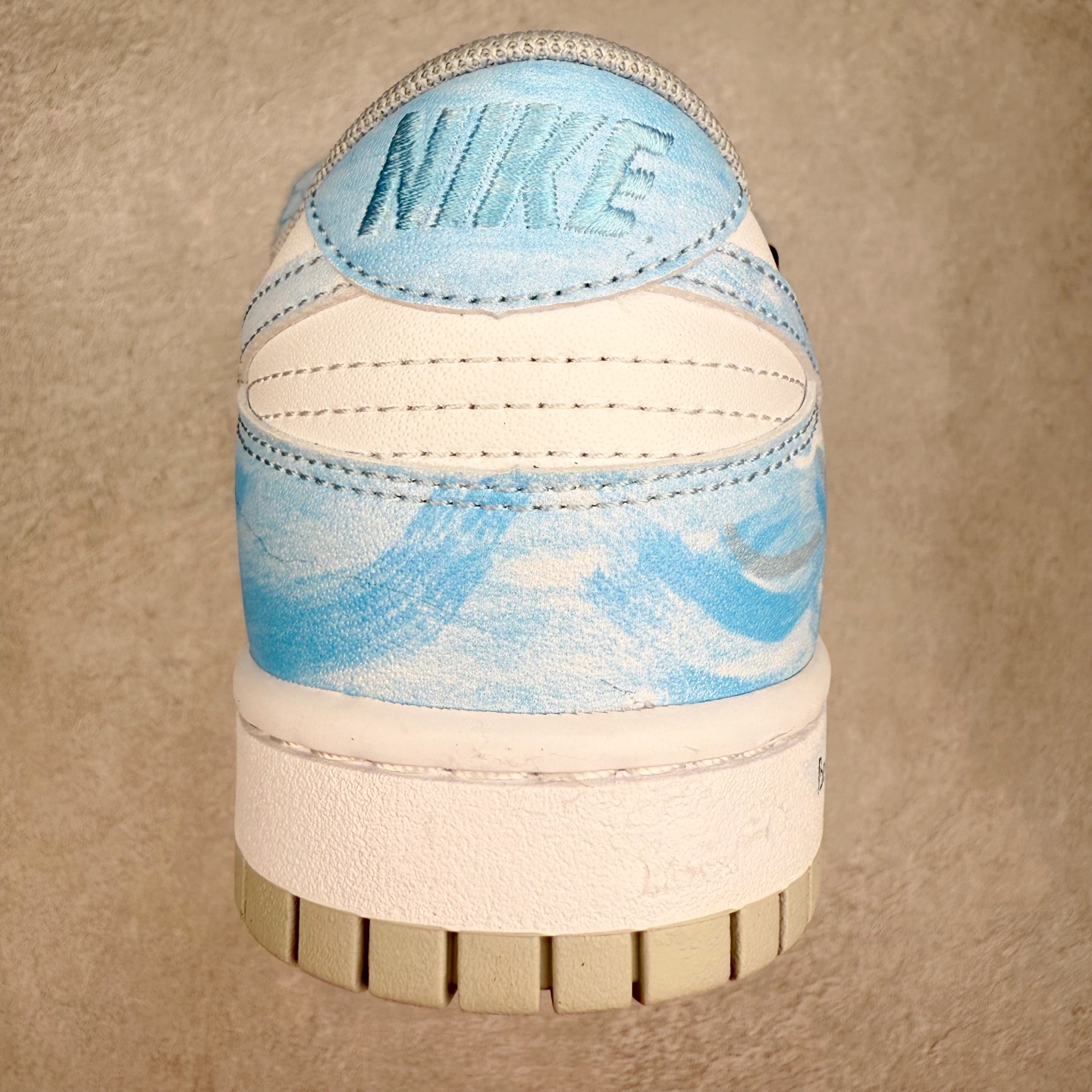 图片[8]-NK Dunk Low DD1391-100 定制系列天花板 无原鞋不开发 全系列得物原鞋一比一校对开发 配色持续更新中 终端对接 优势输出 全套原厂楦头原纸板数据档案倾力打造 原汁原味莞产 极致还原 圈内最强针车工艺 高端零售指定版 广东原厂配套原盒原标 鞋盒分三个尺码段 原厂冲刀 超高清洁度 全鞋零毛边皮料切割 采用原厂百宏鞋带以及原厂百宏织唛舌标 内标可供原厂几率过验 进口原装条纹中底布 四线拉帮白色点胶 原厂拉帮手法遵循公司 原厂电绣 极致还原 尺码：36 36.5 37.5 38 38.5 39 40 40.5 41 42 42.5 43 44 44.5 45 46-选品中心