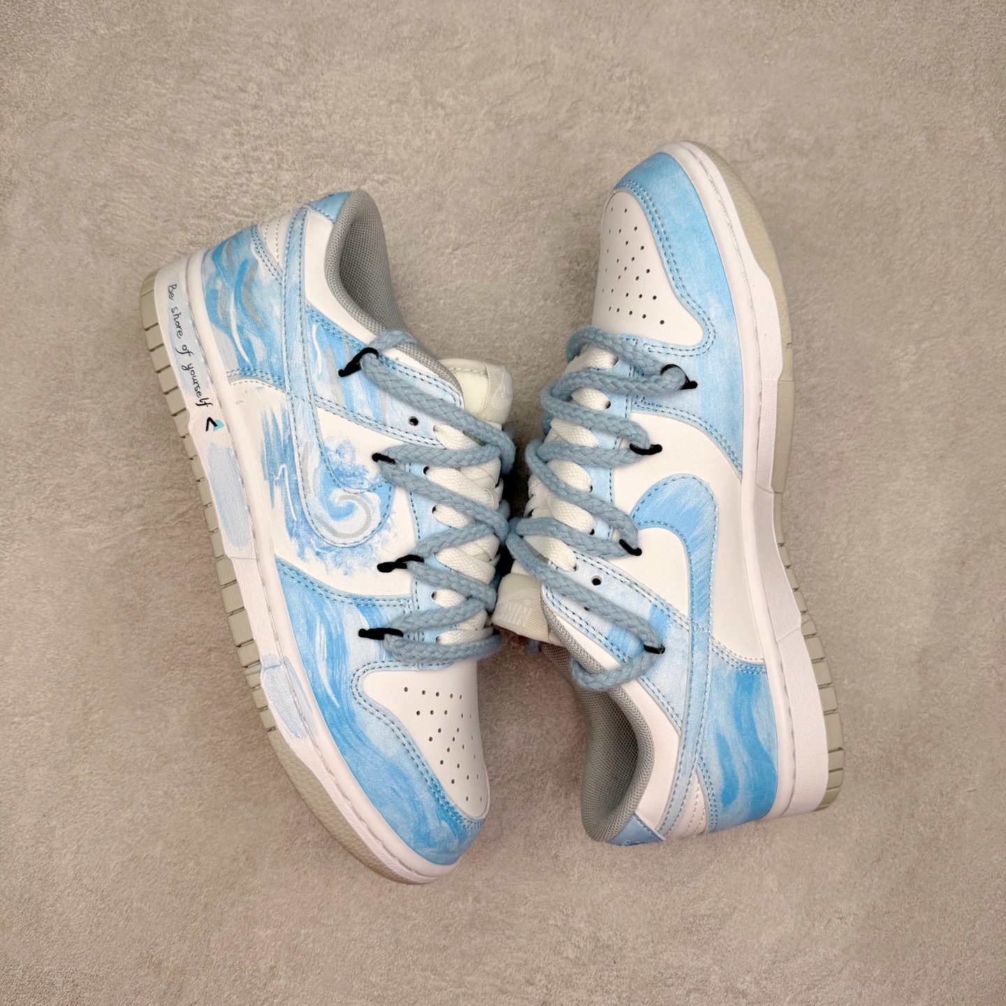 图片[3]-NK Dunk Low DD1391-100 定制系列天花板 无原鞋不开发 全系列得物原鞋一比一校对开发 配色持续更新中 终端对接 优势输出 全套原厂楦头原纸板数据档案倾力打造 原汁原味莞产 极致还原 圈内最强针车工艺 高端零售指定版 广东原厂配套原盒原标 鞋盒分三个尺码段 原厂冲刀 超高清洁度 全鞋零毛边皮料切割 采用原厂百宏鞋带以及原厂百宏织唛舌标 内标可供原厂几率过验 进口原装条纹中底布 四线拉帮白色点胶 原厂拉帮手法遵循公司 原厂电绣 极致还原 尺码：36 36.5 37.5 38 38.5 39 40 40.5 41 42 42.5 43 44 44.5 45 46-选品中心