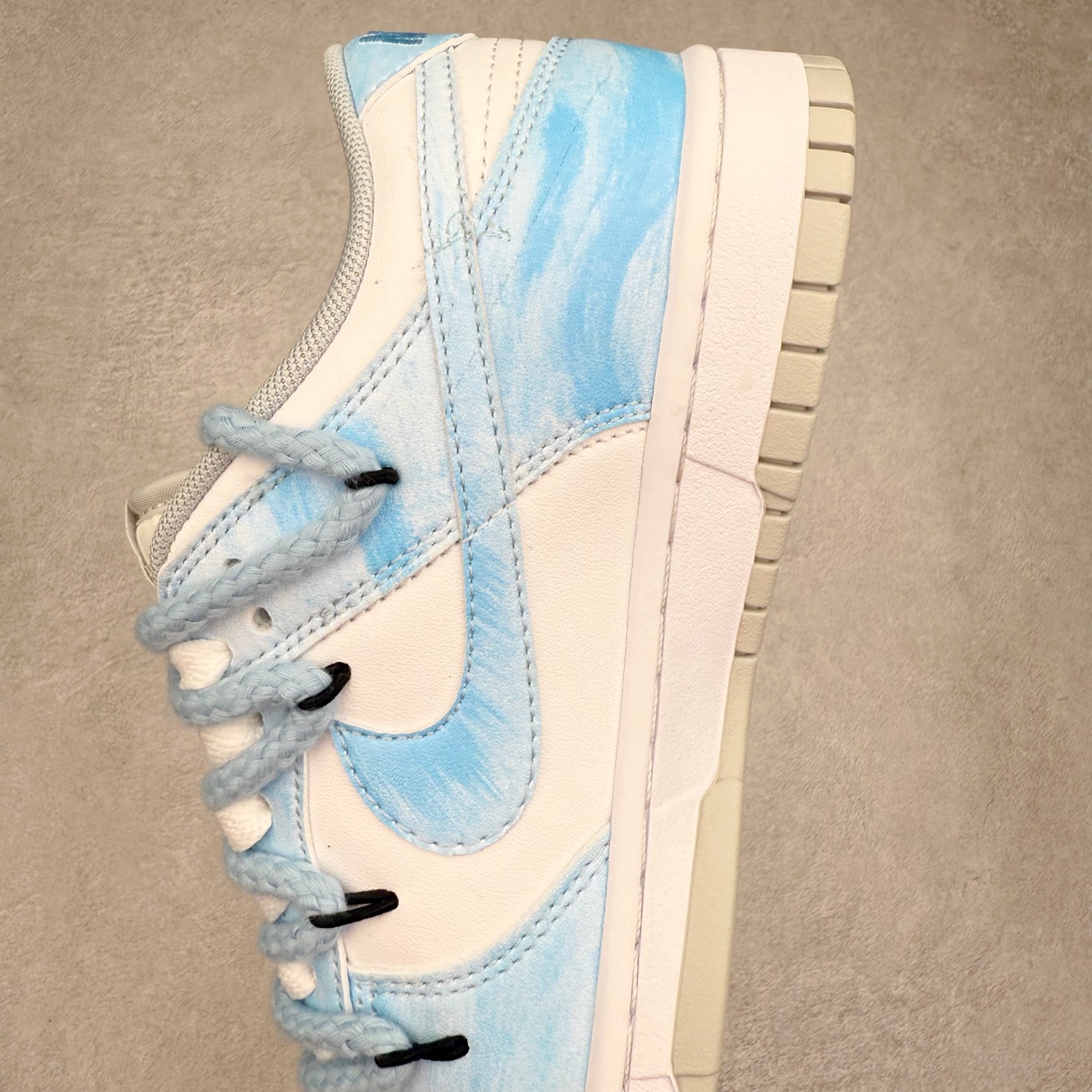 图片[7]-NK Dunk Low DD1391-100 定制系列天花板 无原鞋不开发 全系列得物原鞋一比一校对开发 配色持续更新中 终端对接 优势输出 全套原厂楦头原纸板数据档案倾力打造 原汁原味莞产 极致还原 圈内最强针车工艺 高端零售指定版 广东原厂配套原盒原标 鞋盒分三个尺码段 原厂冲刀 超高清洁度 全鞋零毛边皮料切割 采用原厂百宏鞋带以及原厂百宏织唛舌标 内标可供原厂几率过验 进口原装条纹中底布 四线拉帮白色点胶 原厂拉帮手法遵循公司 原厂电绣 极致还原 尺码：36 36.5 37.5 38 38.5 39 40 40.5 41 42 42.5 43 44 44.5 45 46-选品中心