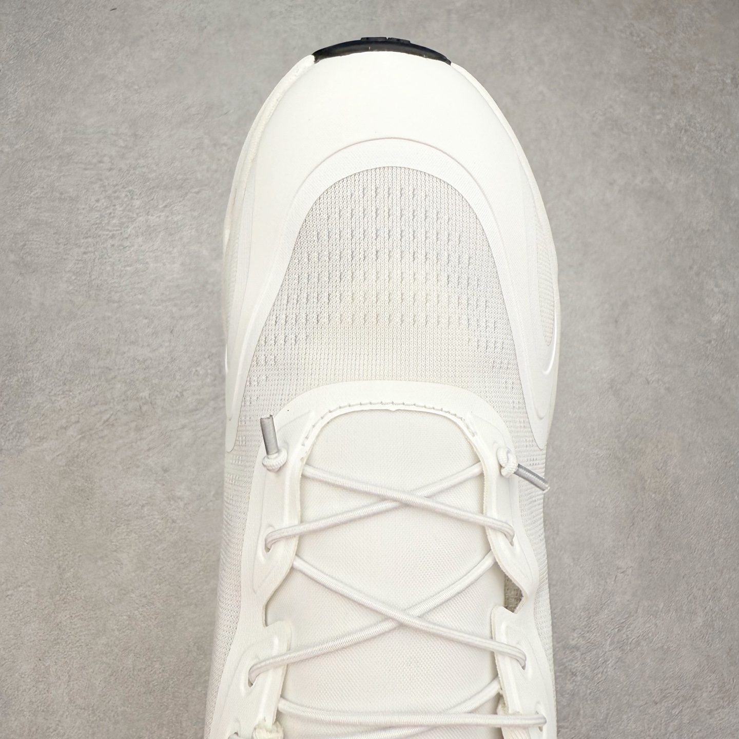 图片[4]-LOEWE x On昂跑Cloudsolo 罗意威联名款圆头抽绳低帮生活休闲鞋 此运动品牌 开创于2010年 缓震着陆、强效回弹、轻柔质感的设计构思始终是ON研制关键 与此同时基于“为全球提供革新性的跑步感受”信念 陆续推出了多款跑鞋及其以专业运动人体跑步工程学为设计关键的功能性跑步服饰设备 让跑者不费力气地畅快畅跑 尺码：36 36.5 37.5 38 38.5 39 40 40.5 41 42 42.5 43 44 44.5 45-选品中心