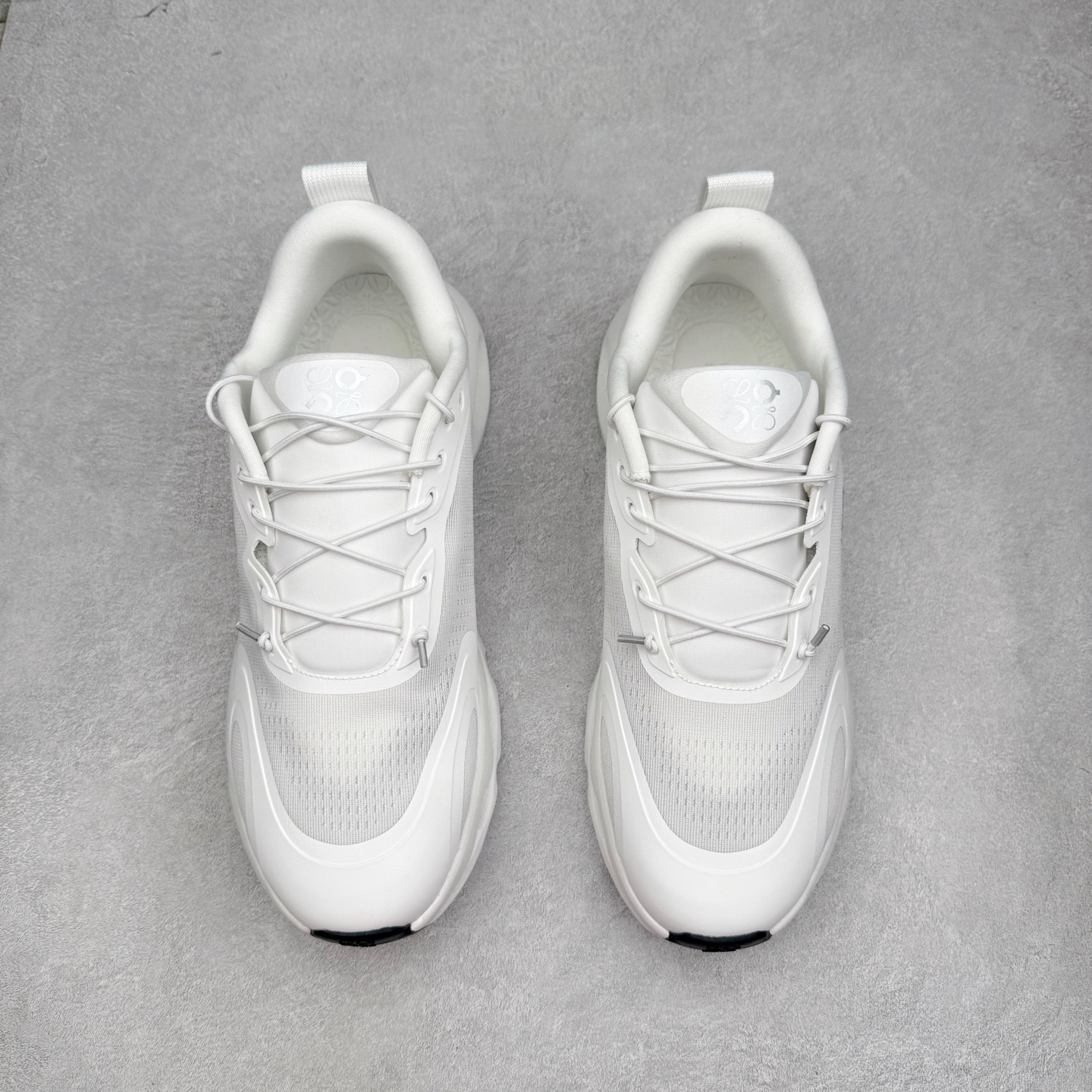 图片[2]-LOEWE x On昂跑Cloudsolo 罗意威联名款圆头抽绳低帮生活休闲鞋 此运动品牌 开创于2010年 缓震着陆、强效回弹、轻柔质感的设计构思始终是ON研制关键 与此同时基于“为全球提供革新性的跑步感受”信念 陆续推出了多款跑鞋及其以专业运动人体跑步工程学为设计关键的功能性跑步服饰设备 让跑者不费力气地畅快畅跑 尺码：36 36.5 37.5 38 38.5 39 40 40.5 41 42 42.5 43 44 44.5 45-选品中心