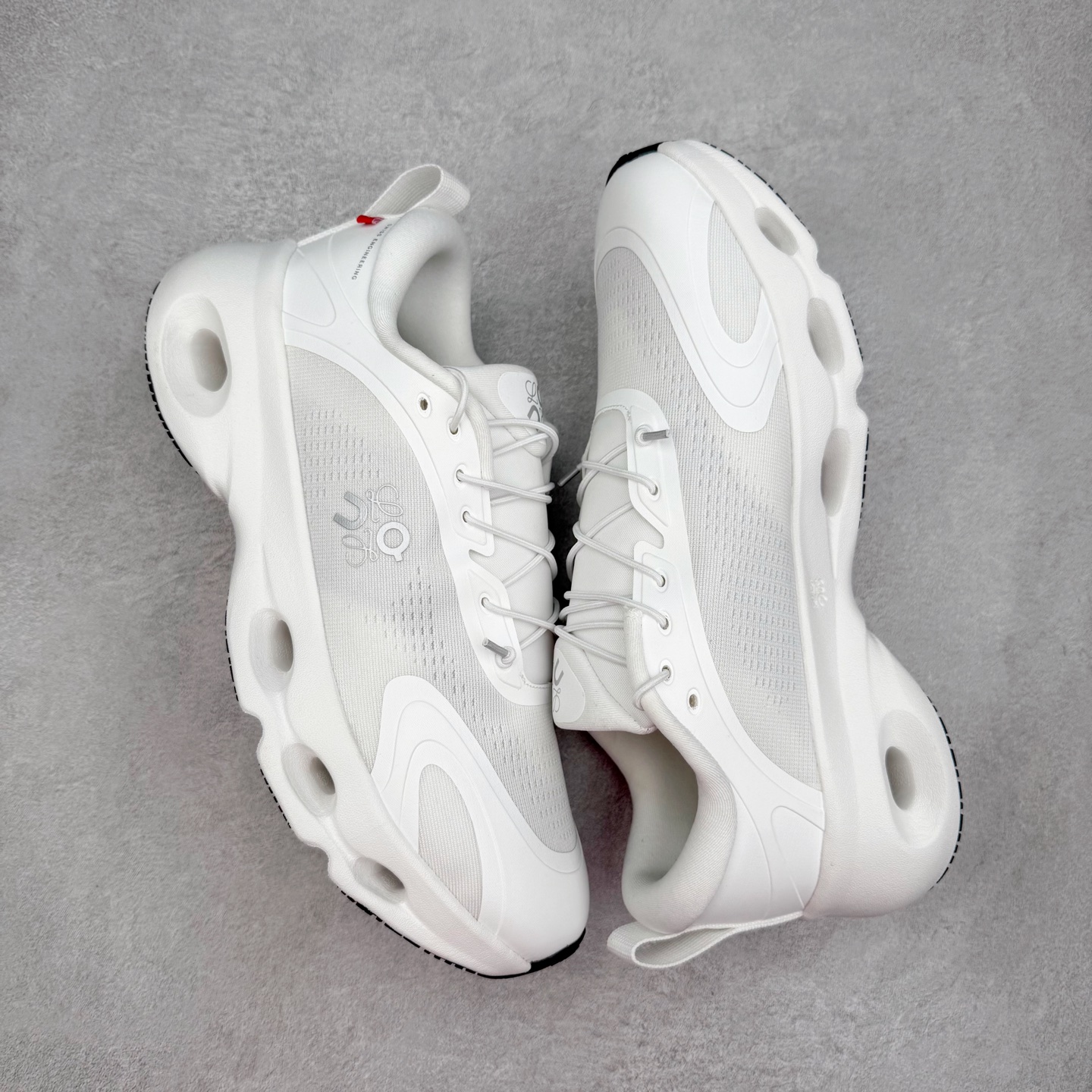 图片[3]-LOEWE x On昂跑Cloudsolo 罗意威联名款圆头抽绳低帮生活休闲鞋 此运动品牌 开创于2010年 缓震着陆、强效回弹、轻柔质感的设计构思始终是ON研制关键 与此同时基于“为全球提供革新性的跑步感受”信念 陆续推出了多款跑鞋及其以专业运动人体跑步工程学为设计关键的功能性跑步服饰设备 让跑者不费力气地畅快畅跑 尺码：36 36.5 37.5 38 38.5 39 40 40.5 41 42 42.5 43 44 44.5 45-选品中心