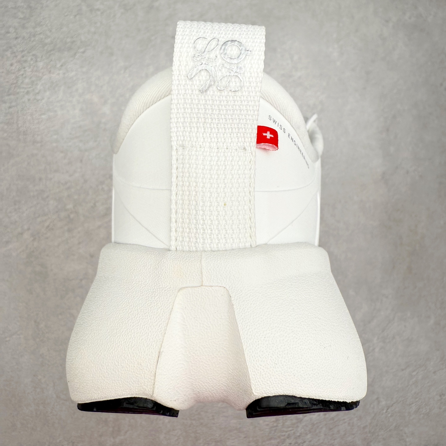 图片[8]-LOEWE x On昂跑Cloudsolo 罗意威联名款圆头抽绳低帮生活休闲鞋 此运动品牌 开创于2010年 缓震着陆、强效回弹、轻柔质感的设计构思始终是ON研制关键 与此同时基于“为全球提供革新性的跑步感受”信念 陆续推出了多款跑鞋及其以专业运动人体跑步工程学为设计关键的功能性跑步服饰设备 让跑者不费力气地畅快畅跑 尺码：36 36.5 37.5 38 38.5 39 40 40.5 41 42 42.5 43 44 44.5 45-选品中心