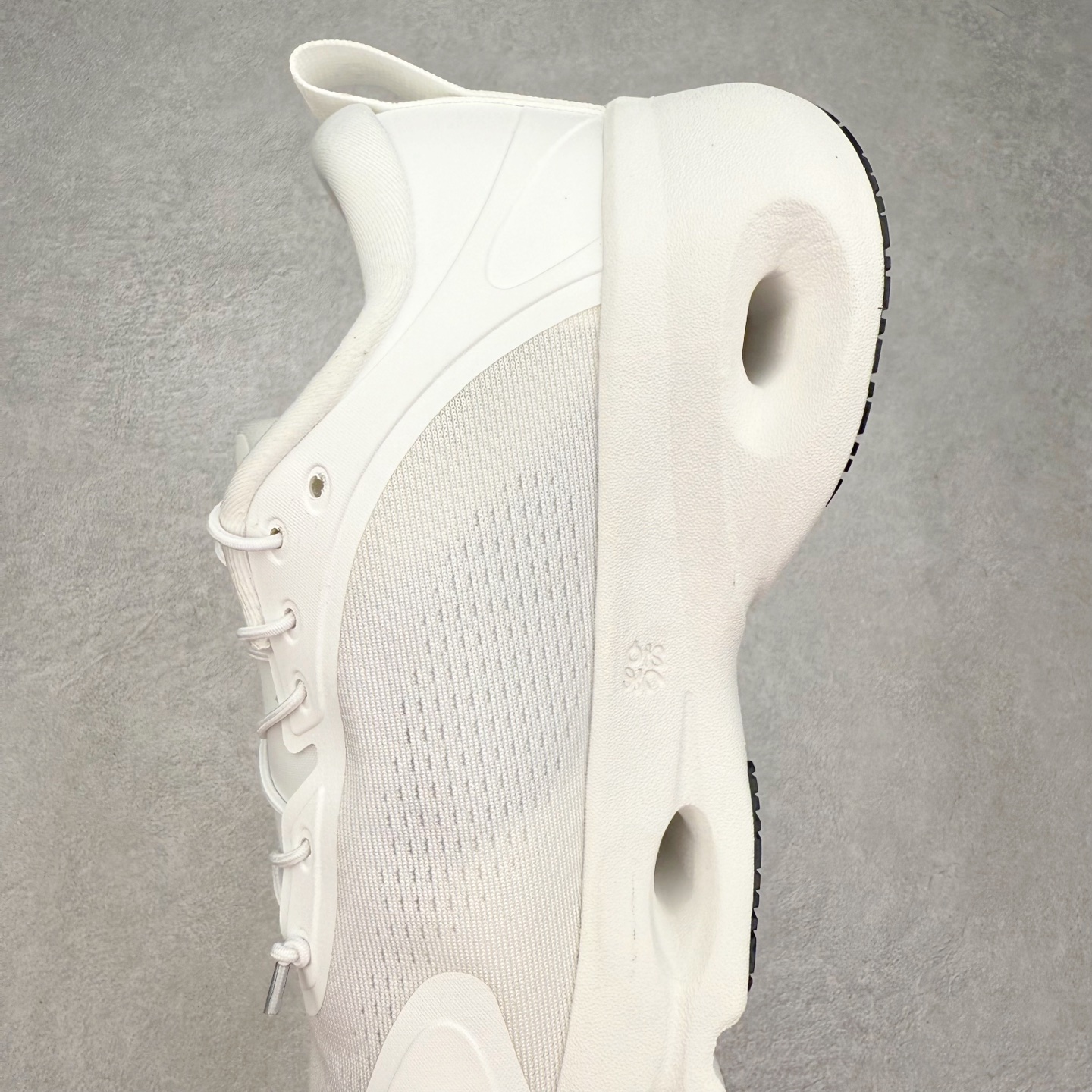 图片[7]-LOEWE x On昂跑Cloudsolo 罗意威联名款圆头抽绳低帮生活休闲鞋 此运动品牌 开创于2010年 缓震着陆、强效回弹、轻柔质感的设计构思始终是ON研制关键 与此同时基于“为全球提供革新性的跑步感受”信念 陆续推出了多款跑鞋及其以专业运动人体跑步工程学为设计关键的功能性跑步服饰设备 让跑者不费力气地畅快畅跑 尺码：36 36.5 37.5 38 38.5 39 40 40.5 41 42 42.5 43 44 44.5 45-选品中心