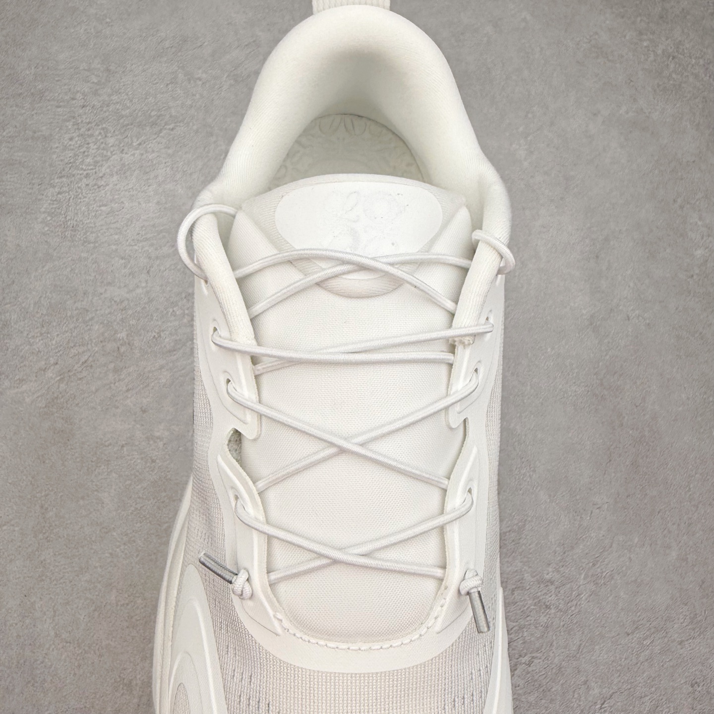 图片[5]-LOEWE x On昂跑Cloudsolo 罗意威联名款圆头抽绳低帮生活休闲鞋 此运动品牌 开创于2010年 缓震着陆、强效回弹、轻柔质感的设计构思始终是ON研制关键 与此同时基于“为全球提供革新性的跑步感受”信念 陆续推出了多款跑鞋及其以专业运动人体跑步工程学为设计关键的功能性跑步服饰设备 让跑者不费力气地畅快畅跑 尺码：36 36.5 37.5 38 38.5 39 40 40.5 41 42 42.5 43 44 44.5 45-选品中心