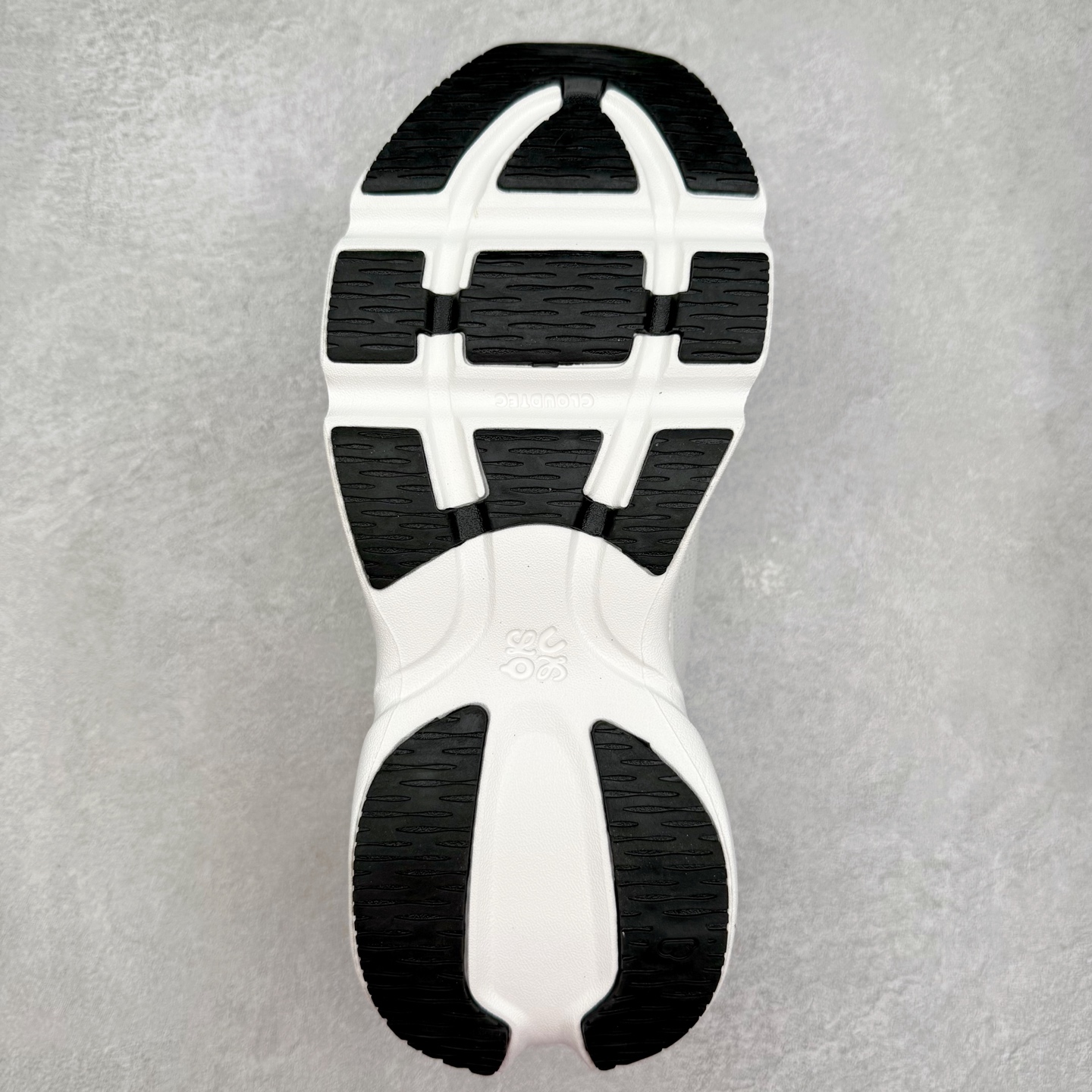 图片[9]-LOEWE x On昂跑Cloudsolo 罗意威联名款圆头抽绳低帮生活休闲鞋 此运动品牌 开创于2010年 缓震着陆、强效回弹、轻柔质感的设计构思始终是ON研制关键 与此同时基于“为全球提供革新性的跑步感受”信念 陆续推出了多款跑鞋及其以专业运动人体跑步工程学为设计关键的功能性跑步服饰设备 让跑者不费力气地畅快畅跑 尺码：36 36.5 37.5 38 38.5 39 40 40.5 41 42 42.5 43 44 44.5 45-选品中心