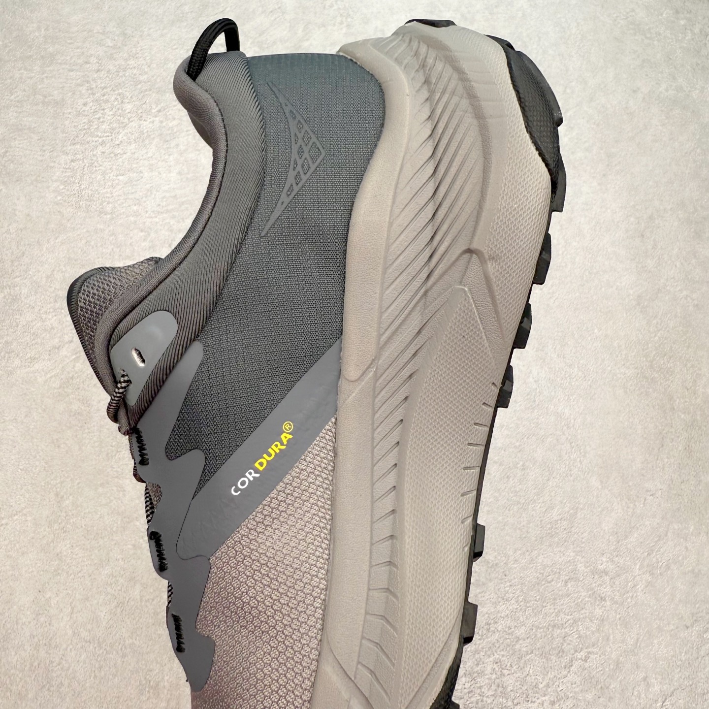 图片[7]-HOKA ONE ONE Transport GTX 圆头舒适防滑耐磨低帮徒步鞋 HOKA ONE ONE是来自美国的跑步鞋知名品牌，创立于2009年，始终致力于为所有跑者提供更新、更好的跑步装备。相比常规跑鞋，HOKA ONE ONE特别研发使用性能独特的几何形跑鞋中底，此种鞋底更厚、更高、回弹性也更好，除了卓越的缓冲性能，它还能內各种阶段的跑者带来更具动感、更加稳定的跑步体验。HOKAONE ONE从设计之初就清楚意识到，要保证跑者步幅的均匀一致，双脚自然而然的运动至关重要。尺码：36 36.5 37.5 38 38.5 39 40 40.5 41 42 42.5 43 44 44.5 45-选品中心