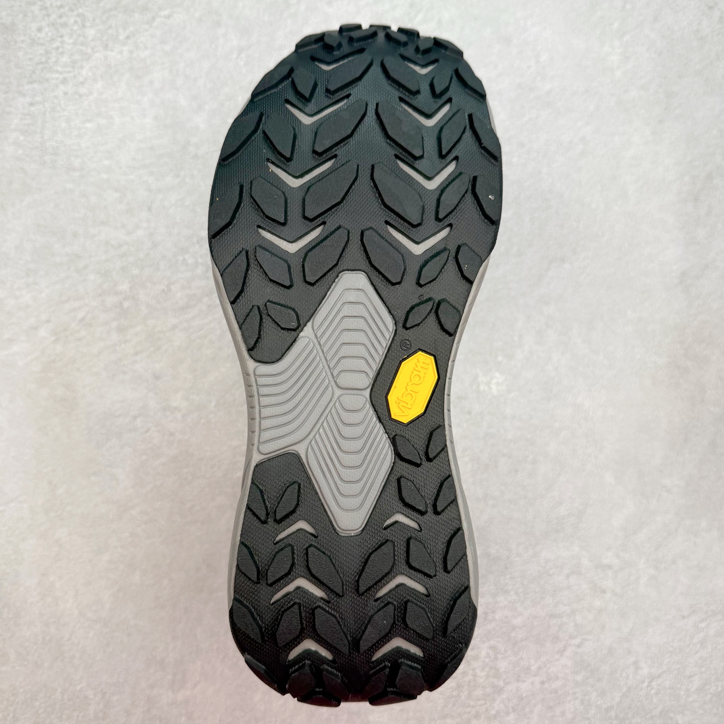 图片[9]-HOKA ONE ONE Transport GTX 圆头舒适防滑耐磨低帮徒步鞋 HOKA ONE ONE是来自美国的跑步鞋知名品牌，创立于2009年，始终致力于为所有跑者提供更新、更好的跑步装备。相比常规跑鞋，HOKA ONE ONE特别研发使用性能独特的几何形跑鞋中底，此种鞋底更厚、更高、回弹性也更好，除了卓越的缓冲性能，它还能內各种阶段的跑者带来更具动感、更加稳定的跑步体验。HOKAONE ONE从设计之初就清楚意识到，要保证跑者步幅的均匀一致，双脚自然而然的运动至关重要。尺码：36 36.5 37.5 38 38.5 39 40 40.5 41 42 42.5 43 44 44.5 45-选品中心